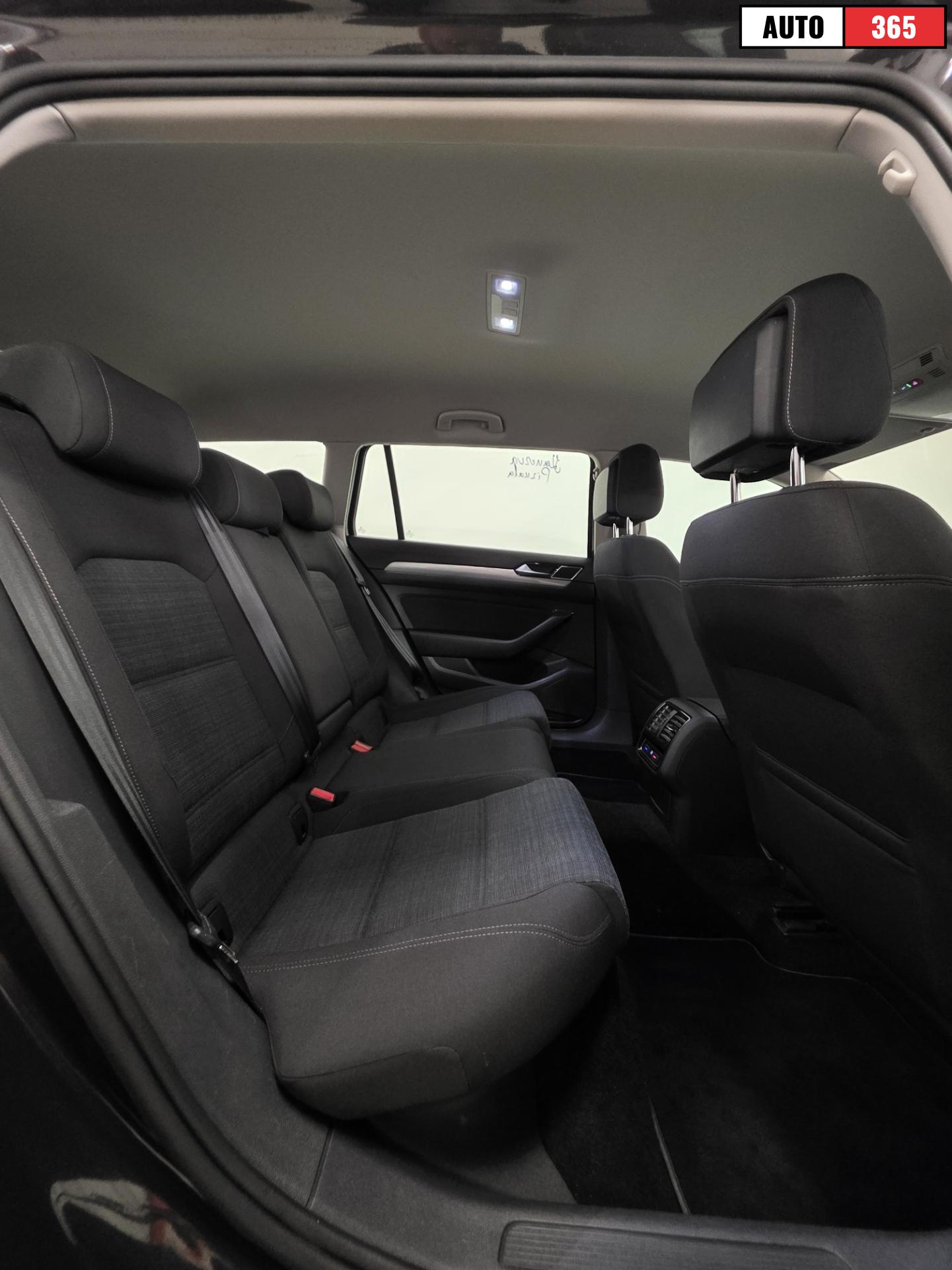 Volkswagen Passat - Image 9