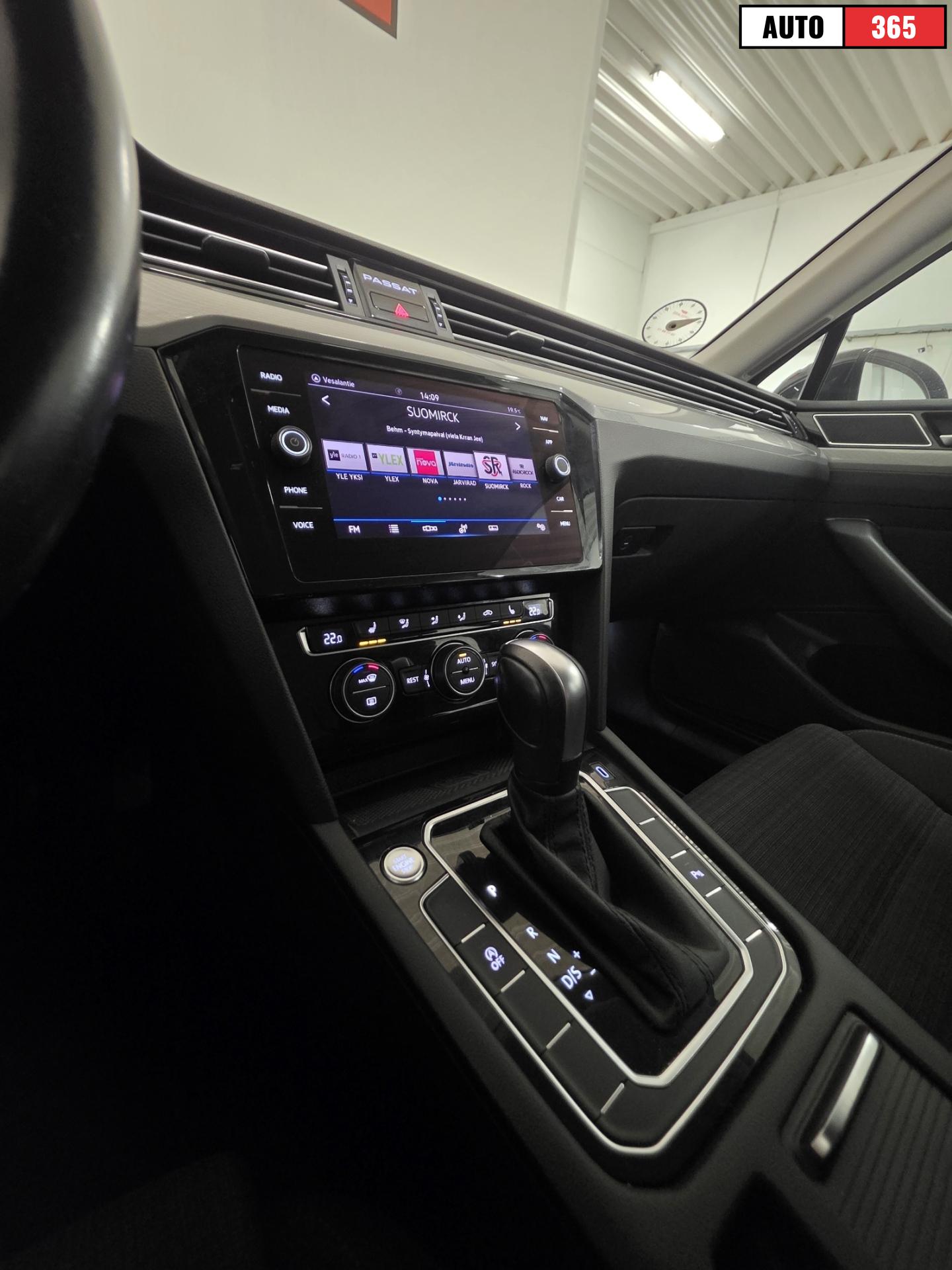 Volkswagen Passat - Image 17