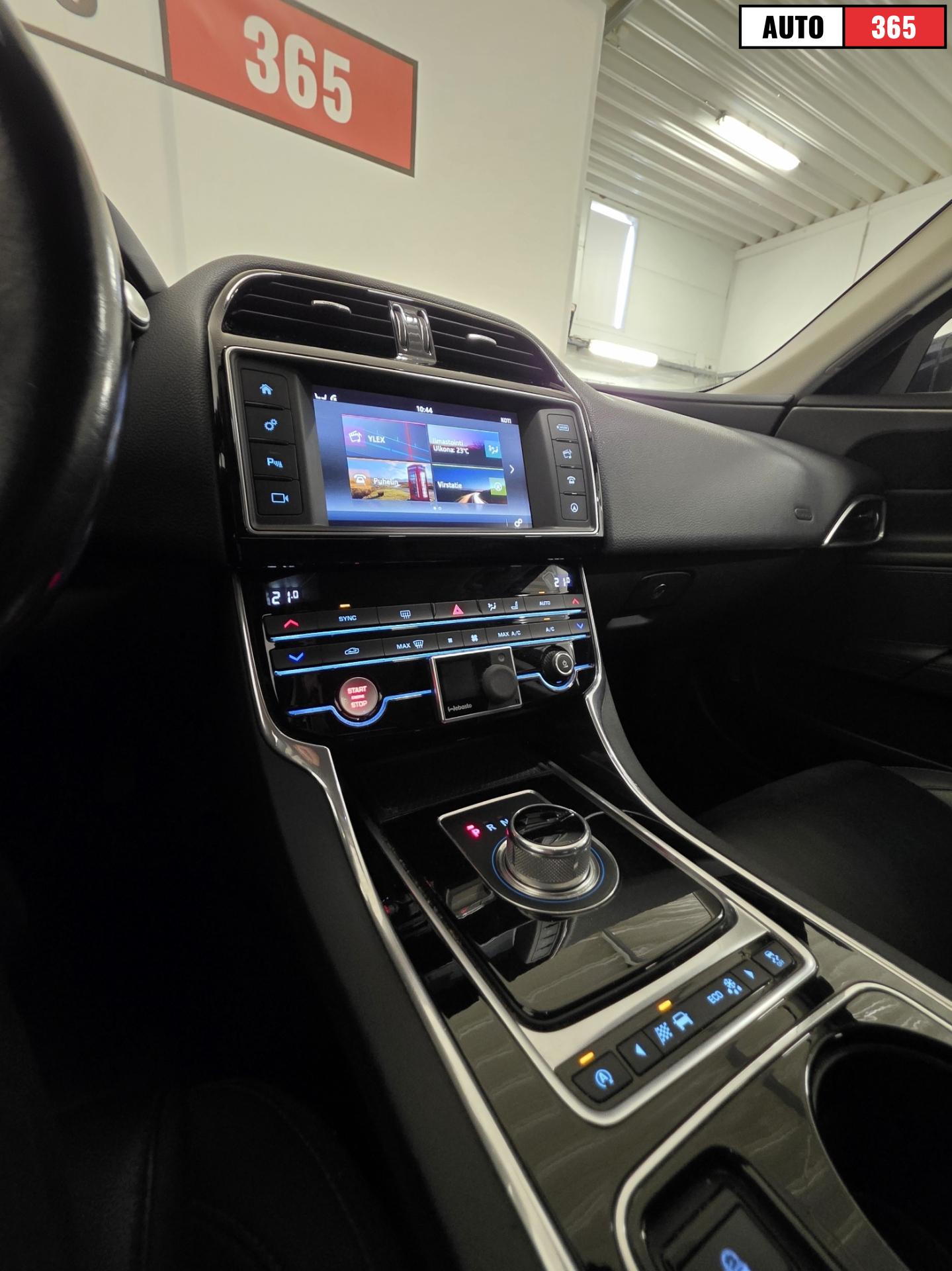 Jaguar XE - Image 10