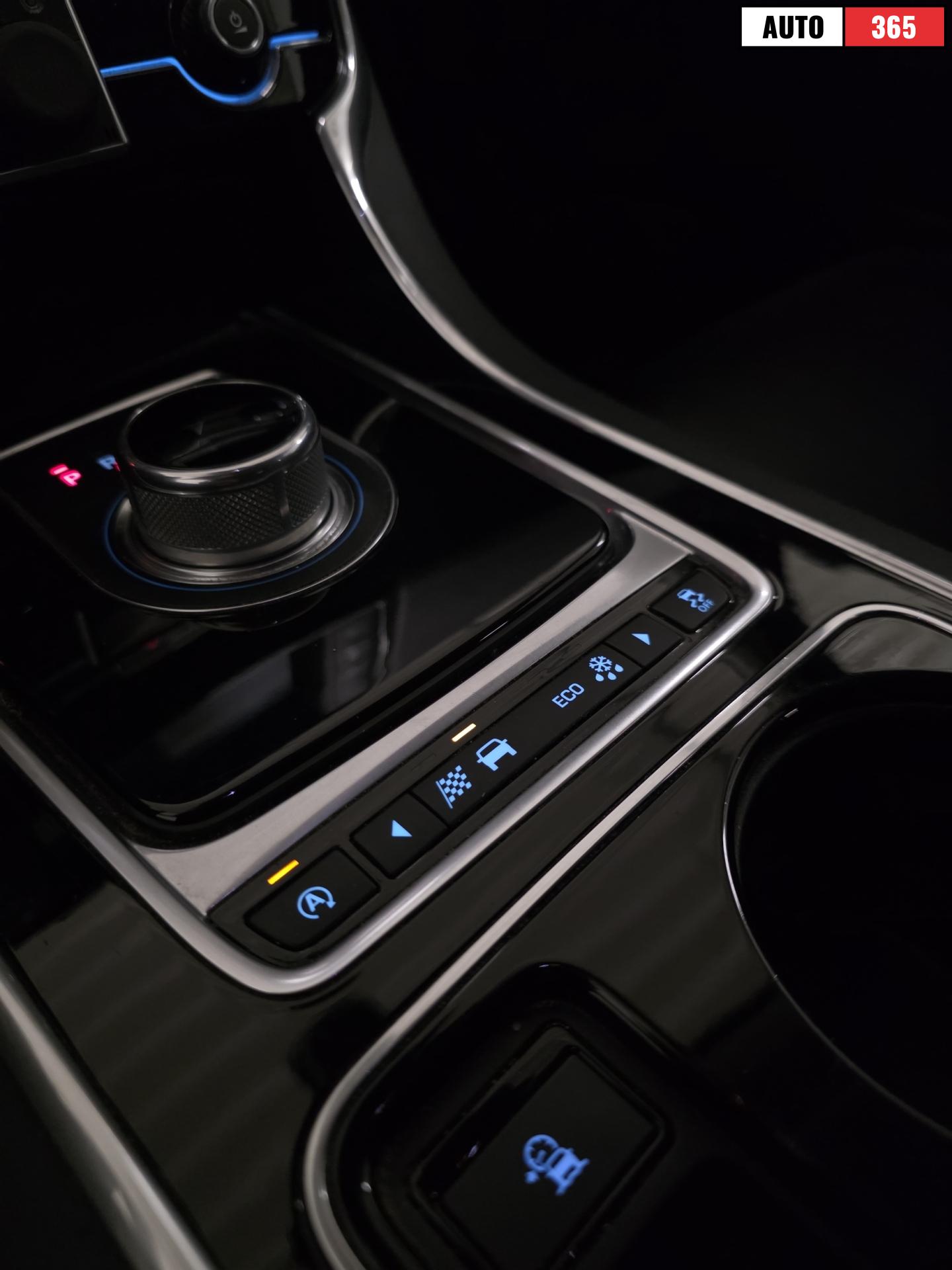 Jaguar XE - Image 14