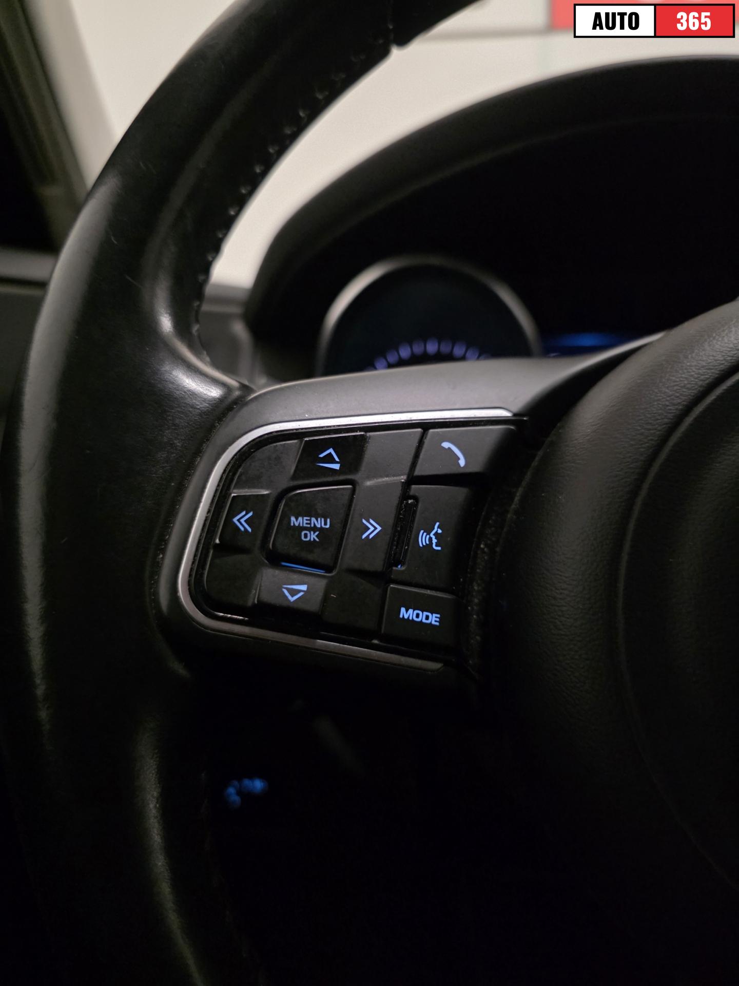 Jaguar XE - Image 23