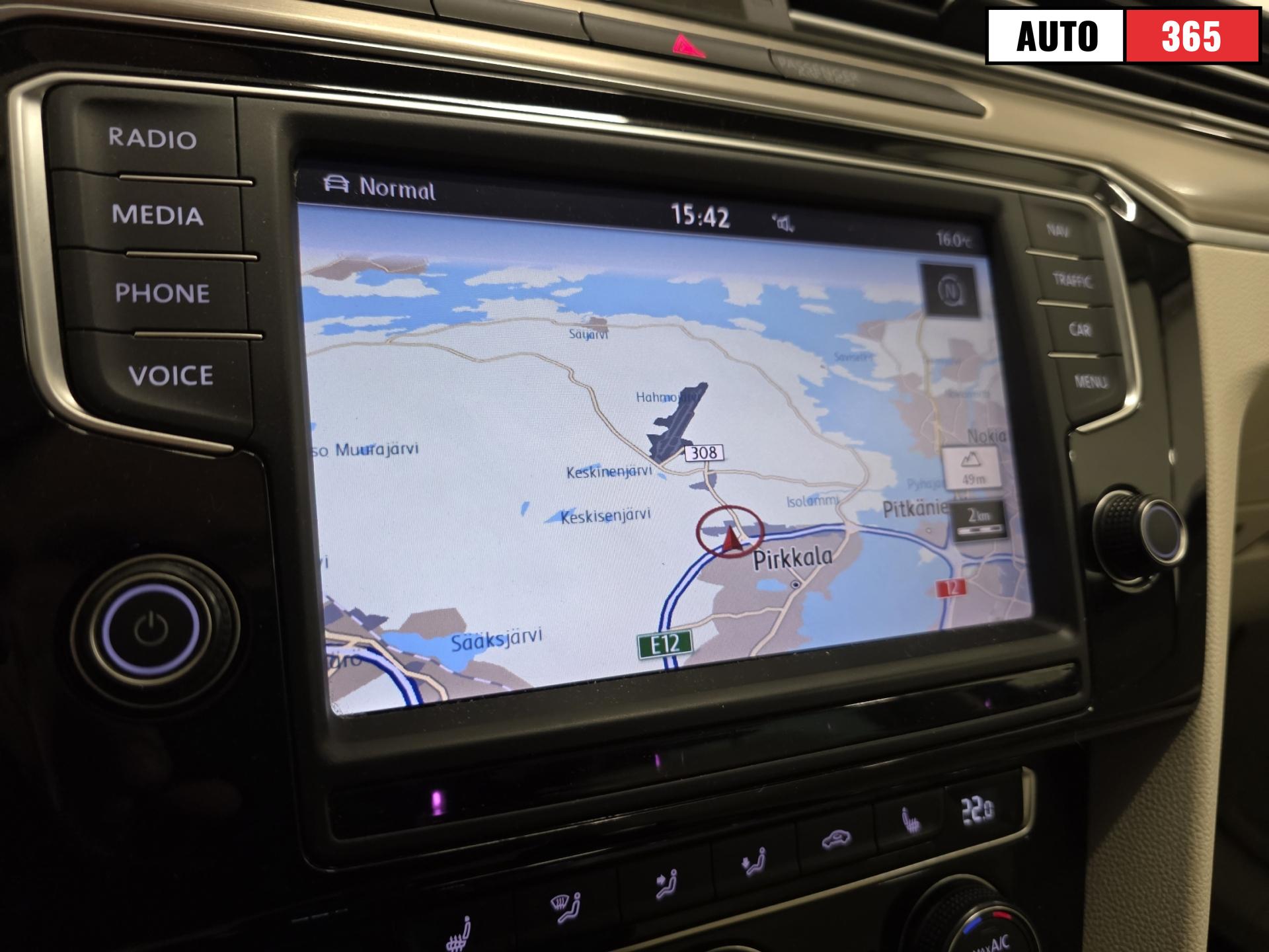 Volkswagen Passat - Image 16