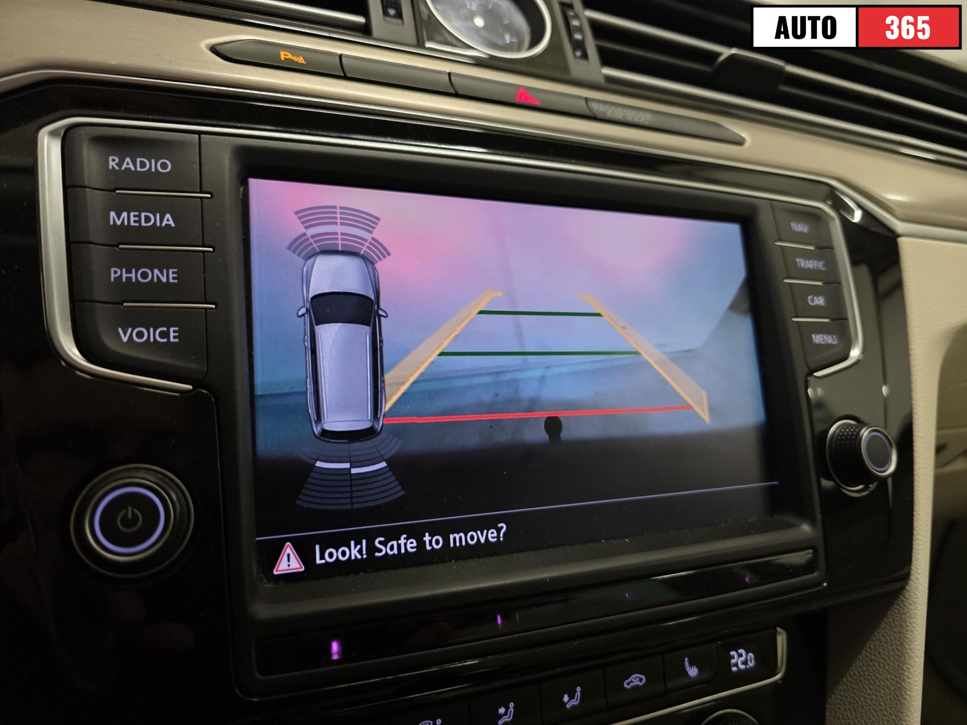 Volkswagen Passat - Image 15