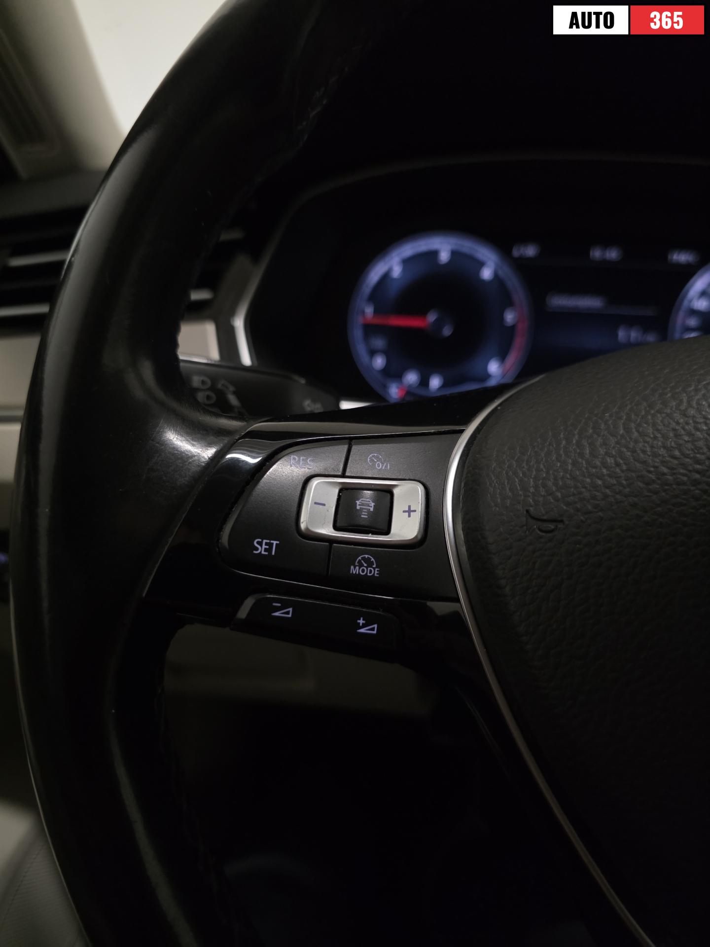 Volkswagen Passat - Image 13