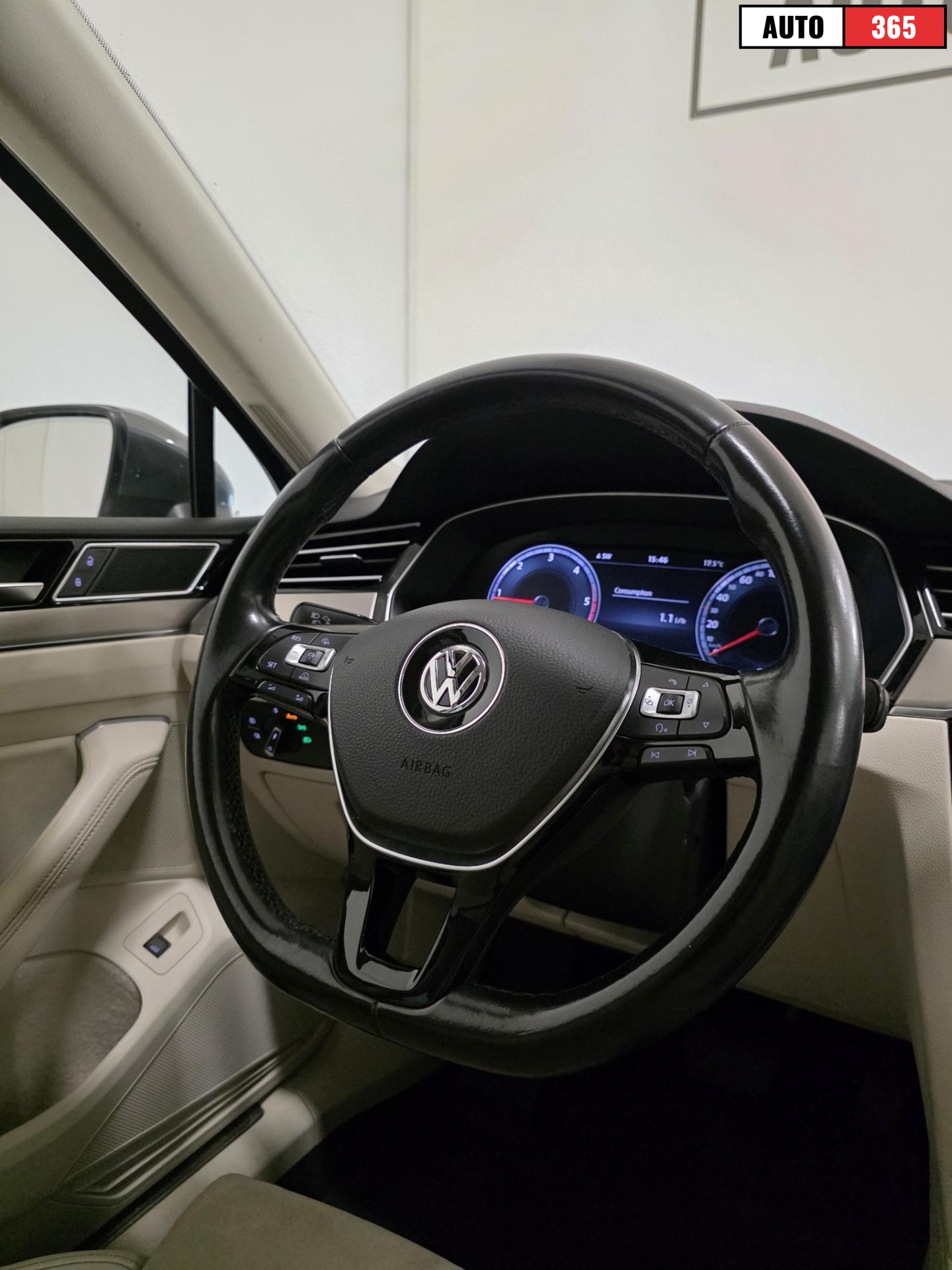 Volkswagen Passat - Image 11