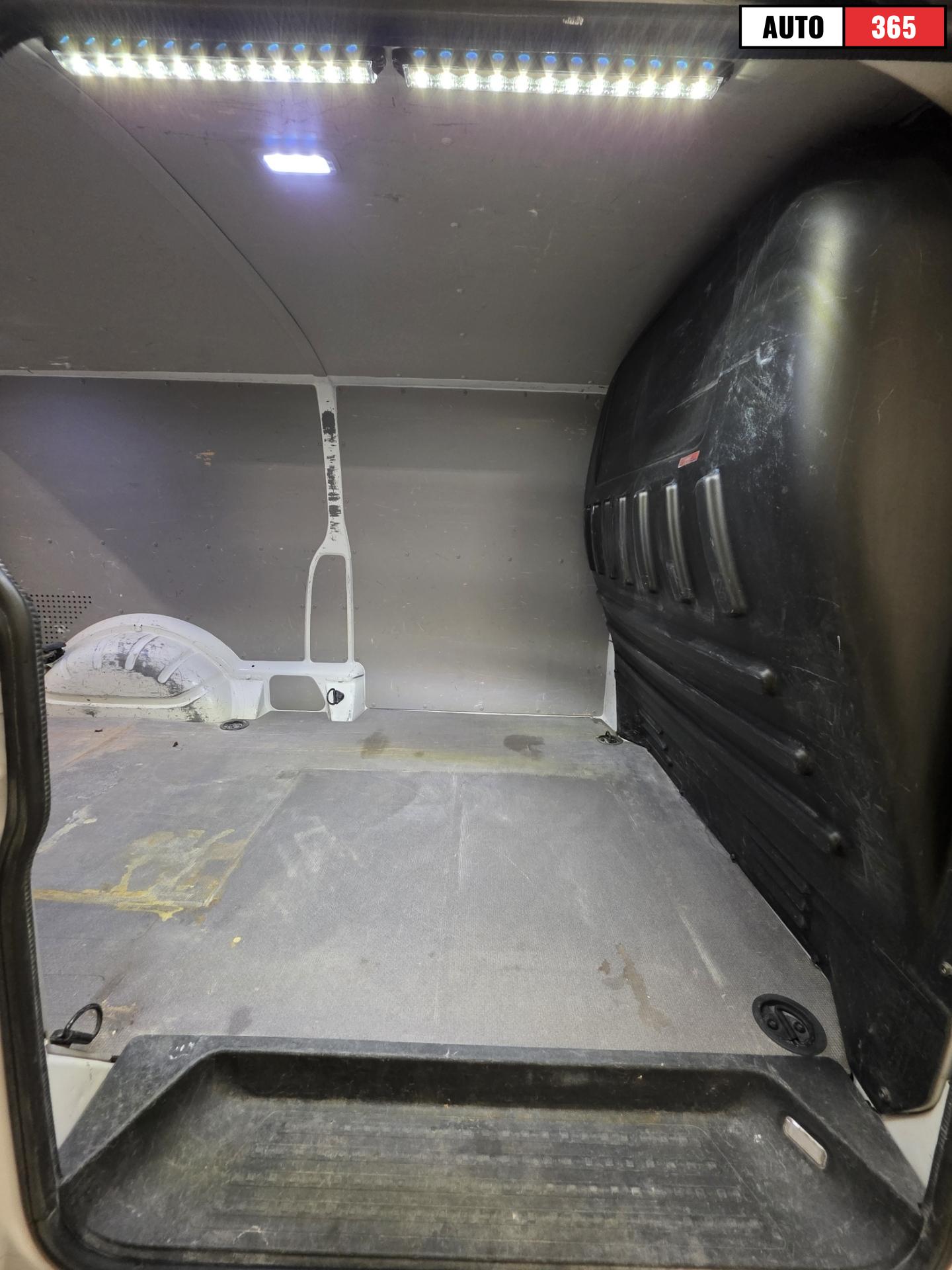 Volkswagen Transporter - Image 21