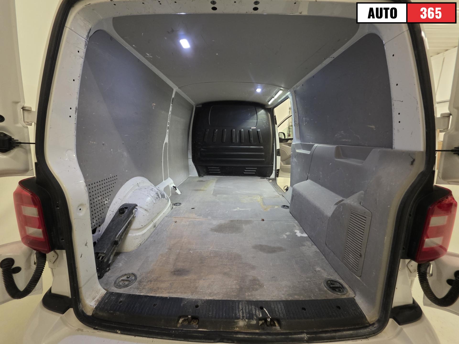 Volkswagen Transporter - Image 22