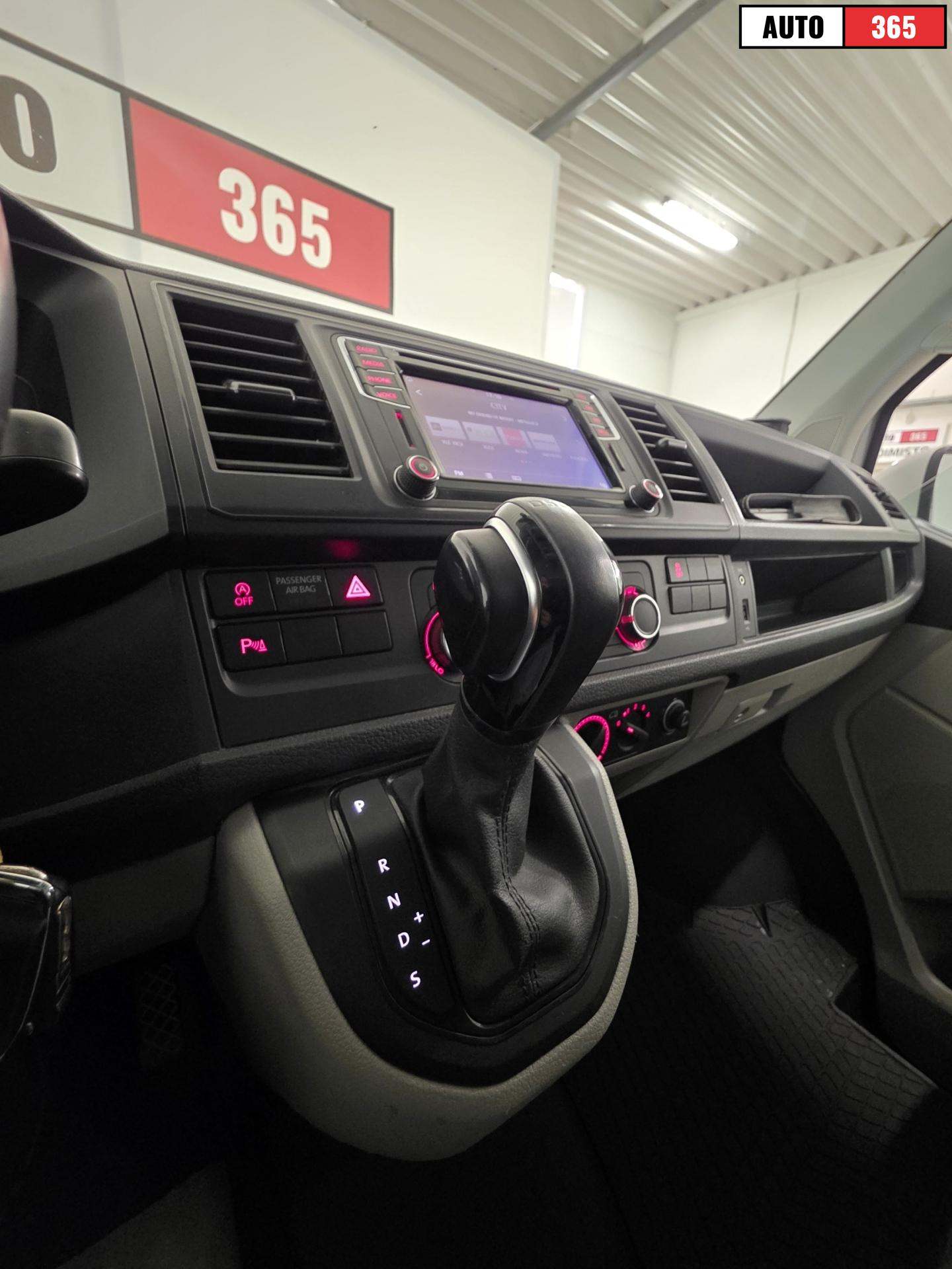 Volkswagen Transporter - Image 11