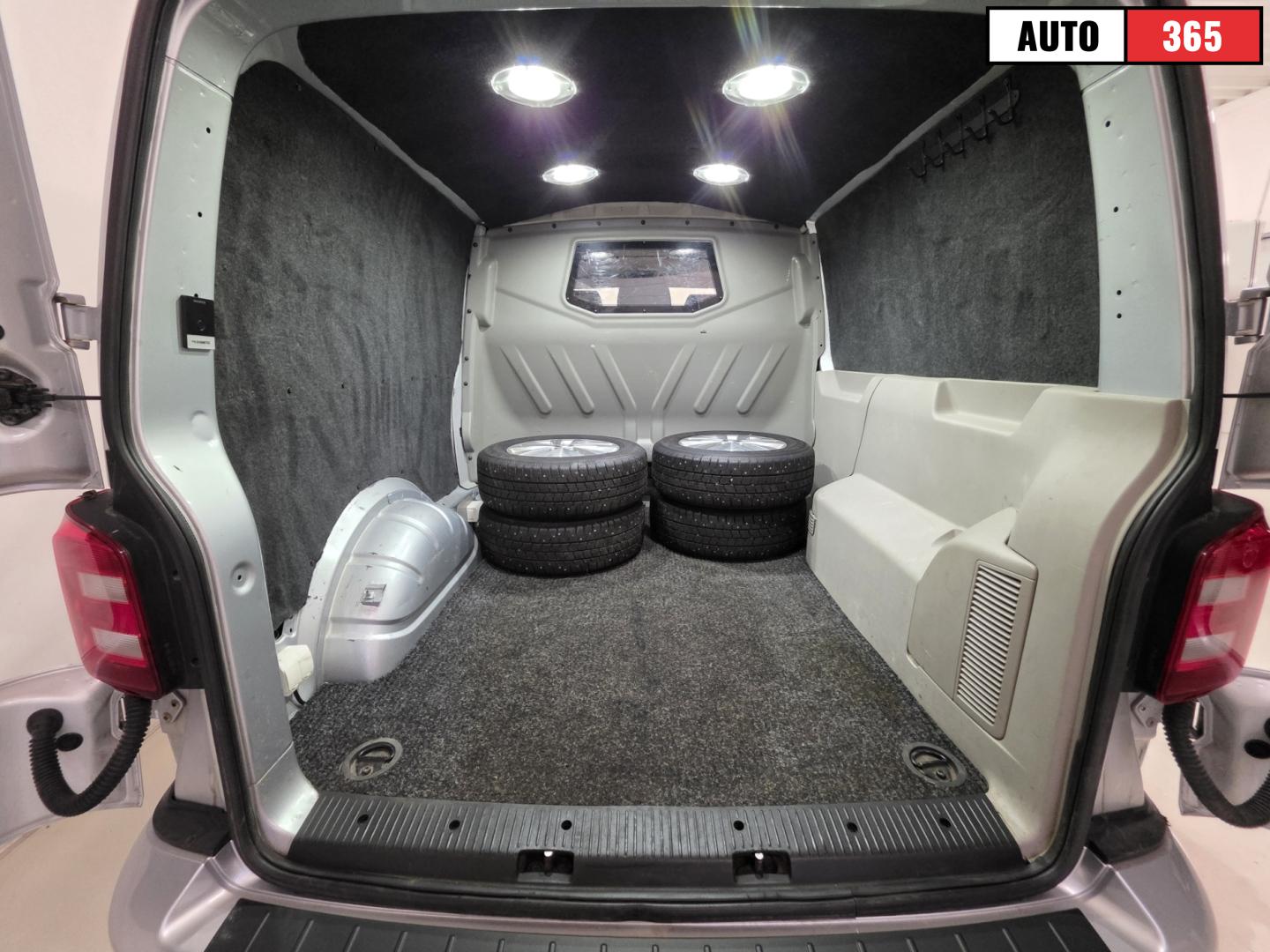 Volkswagen Transporter - Image 9