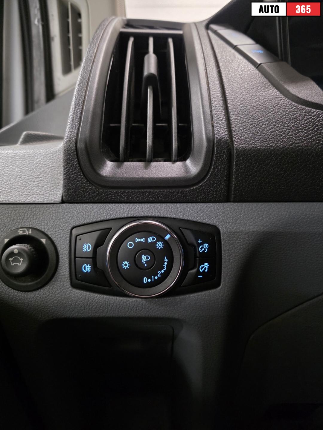 Ford Transit - Image 17