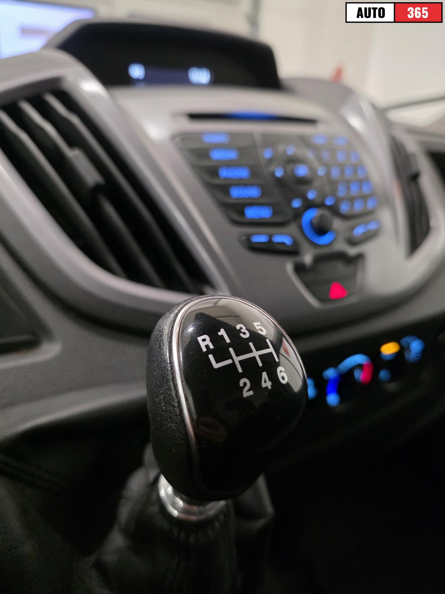 Ford Transit - Image 10