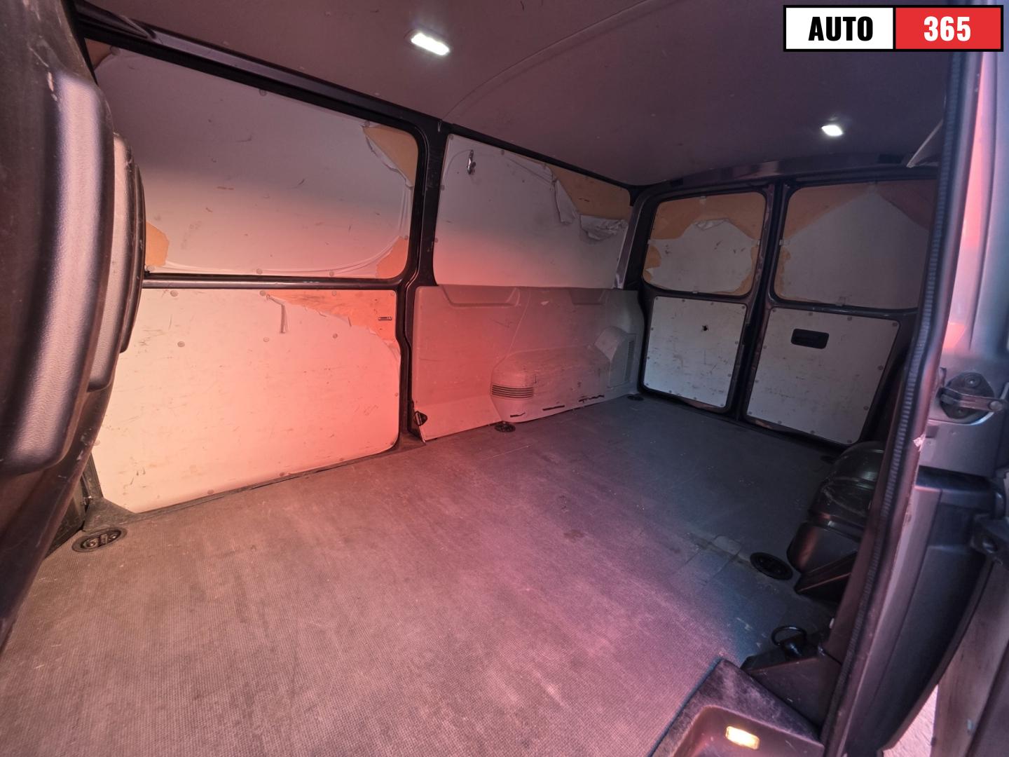 Volkswagen Transporter - Image 18