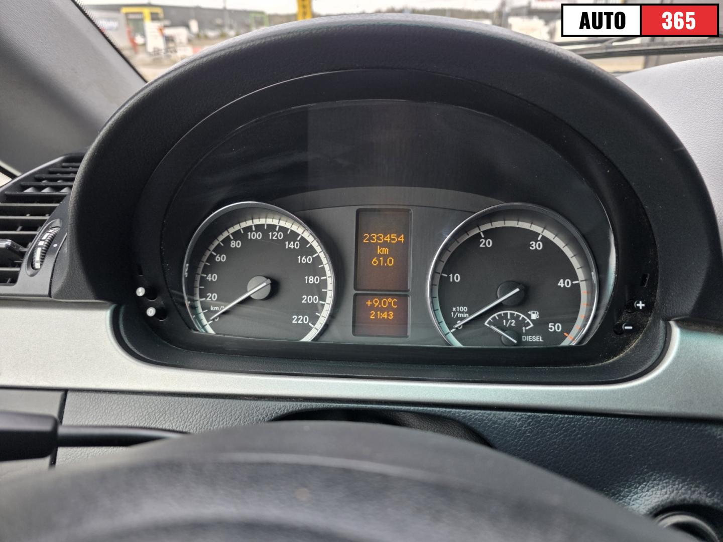 Mercedes-Benz Viano - Image 11