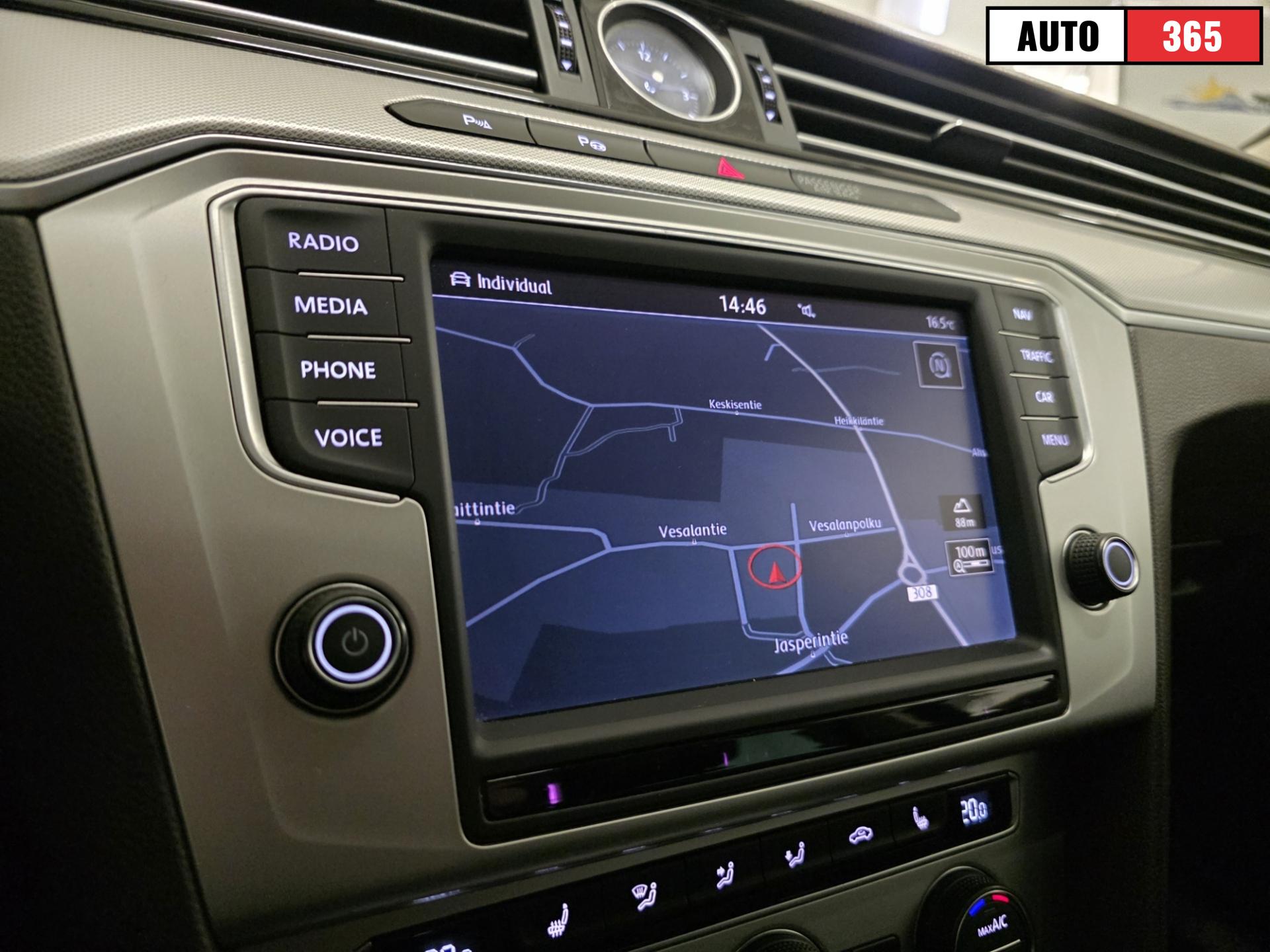 Volkswagen Passat - Image 16