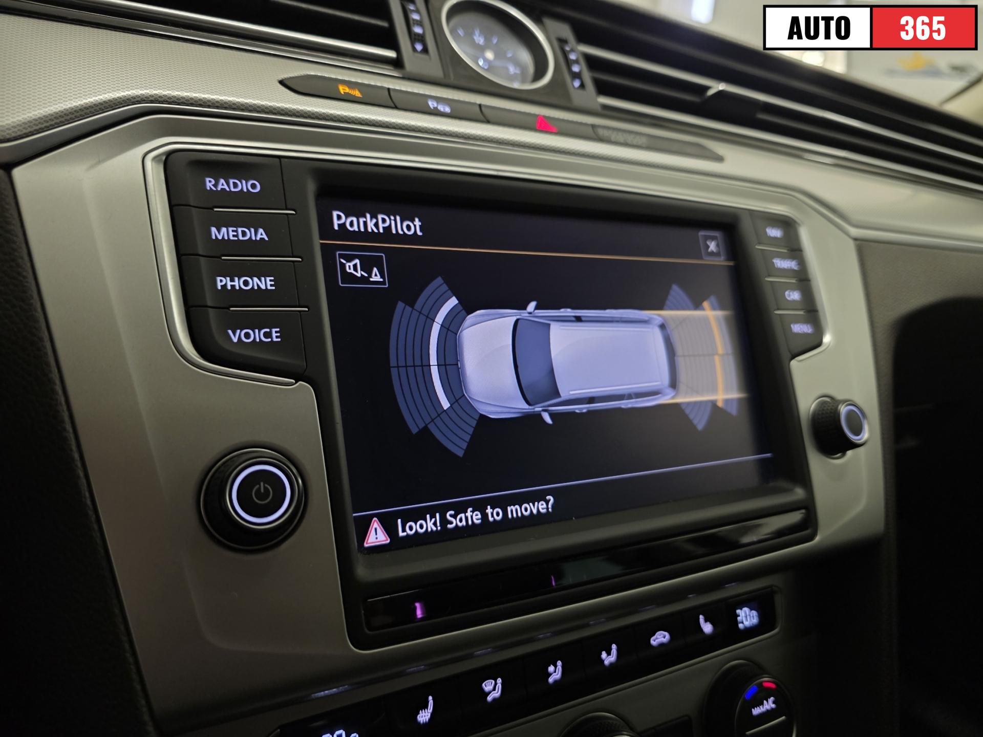 Volkswagen Passat - Image 17