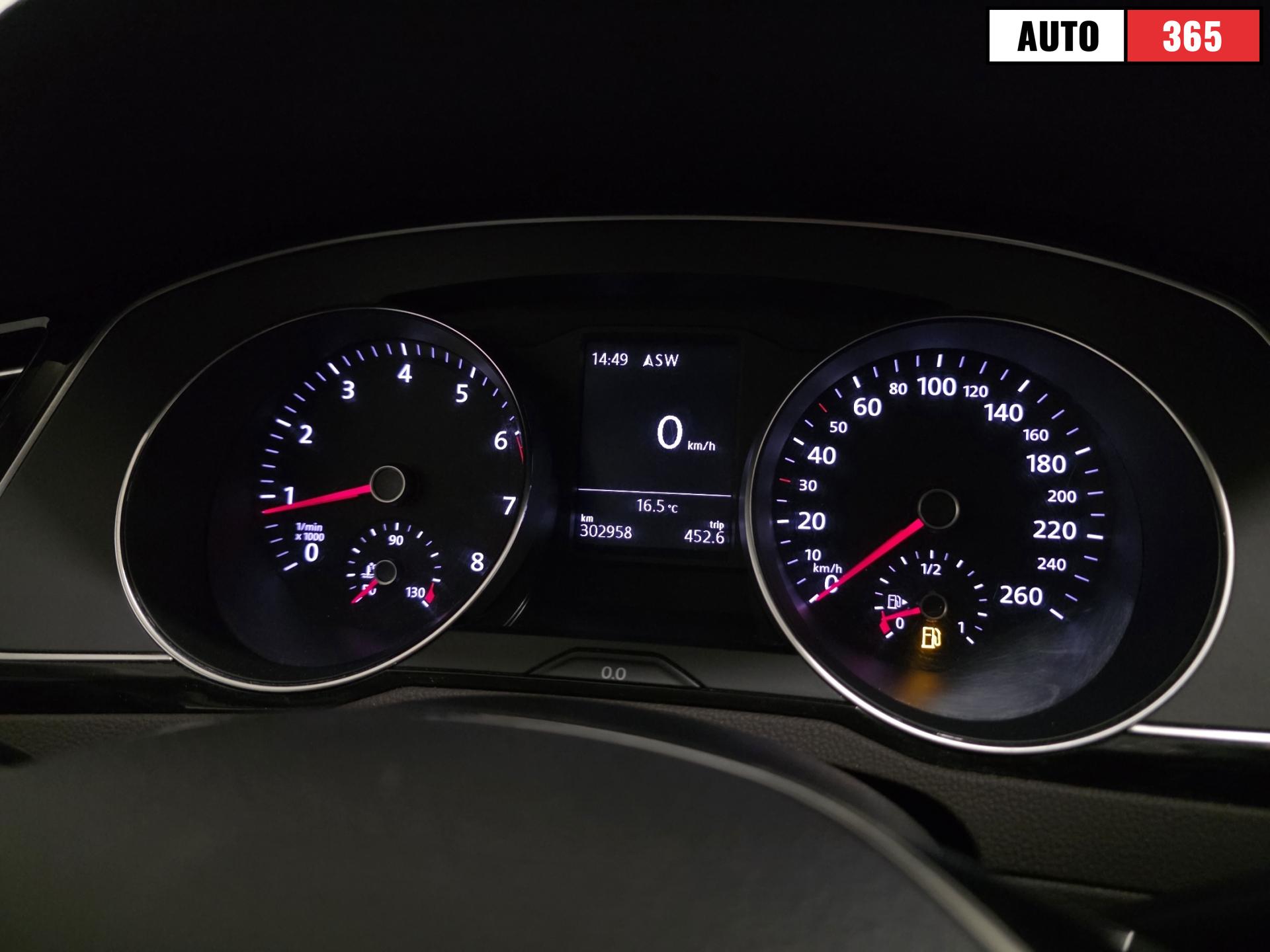 Volkswagen Passat - Image 12
