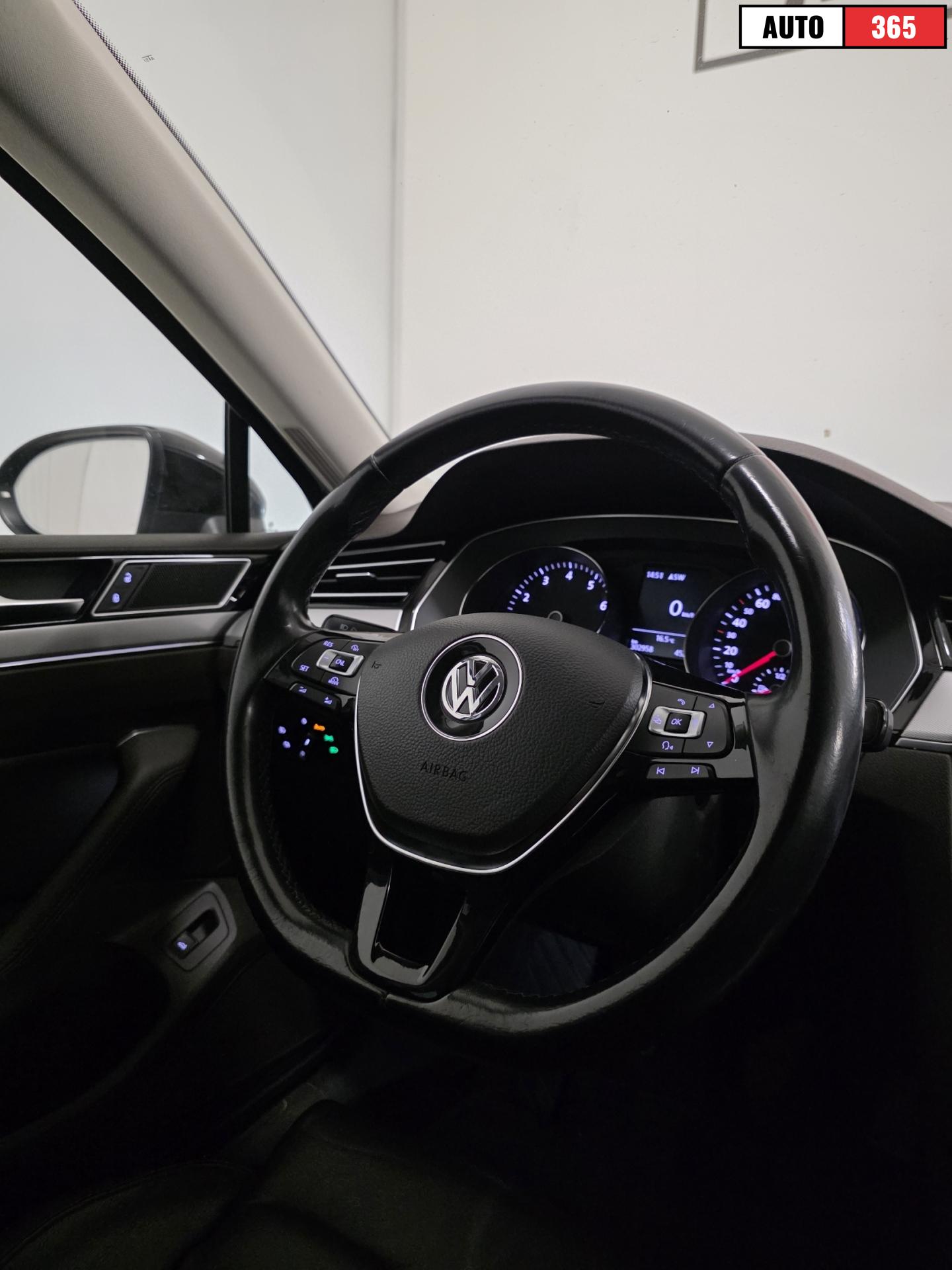 Volkswagen Passat - Image 11