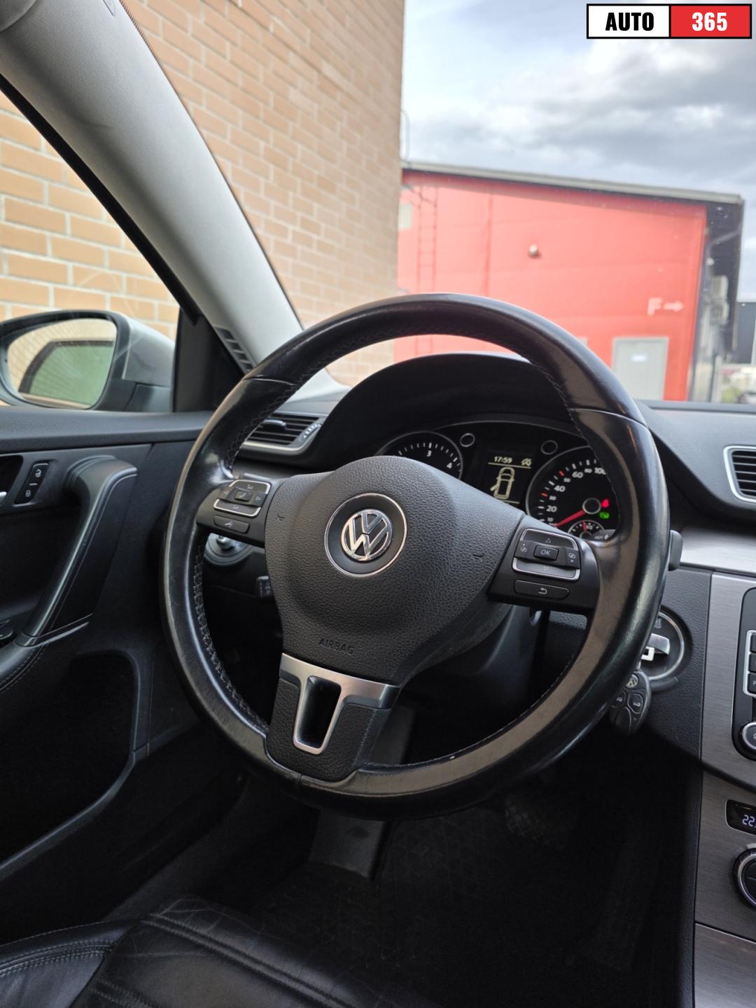 Volkswagen Passat - Image 12