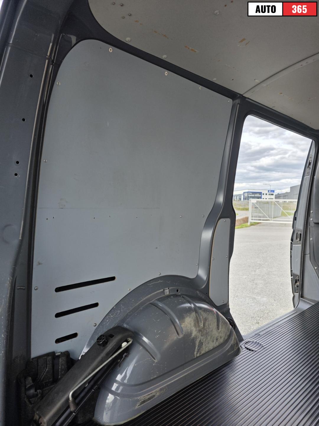 Volkswagen Transporter - Image 13
