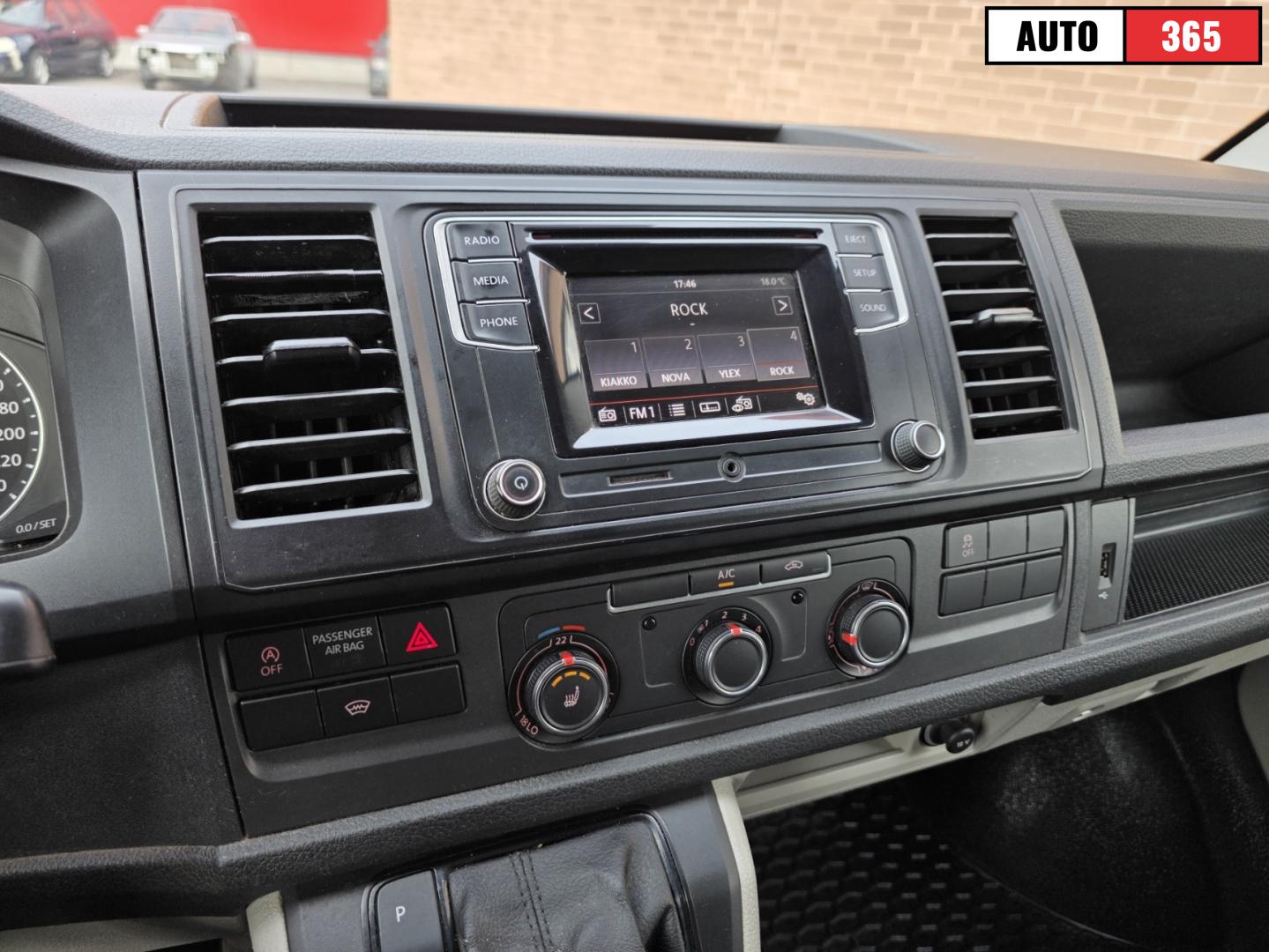 Volkswagen Transporter - Image 18