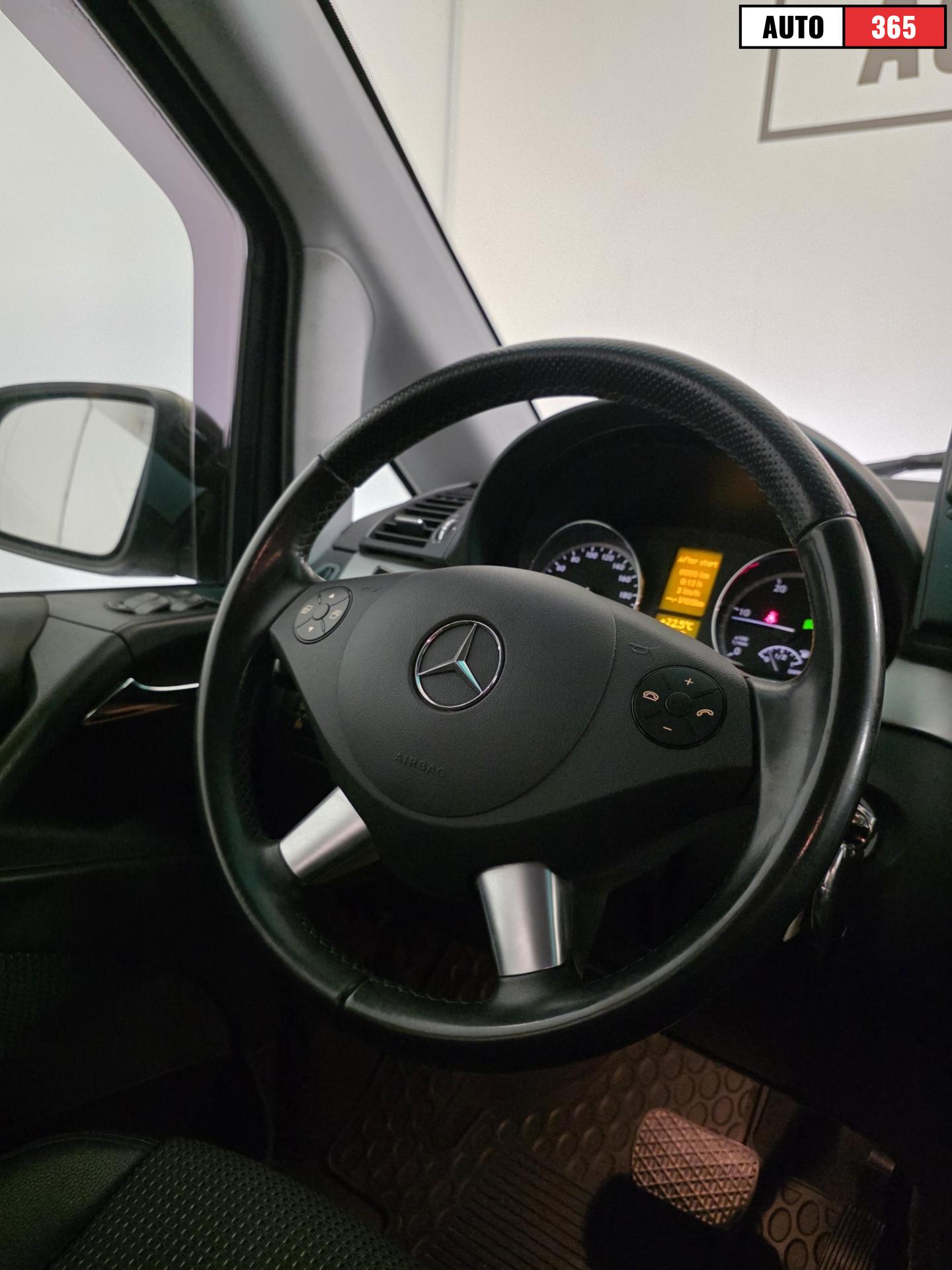 Mercedes-Benz Viano - Image 13
