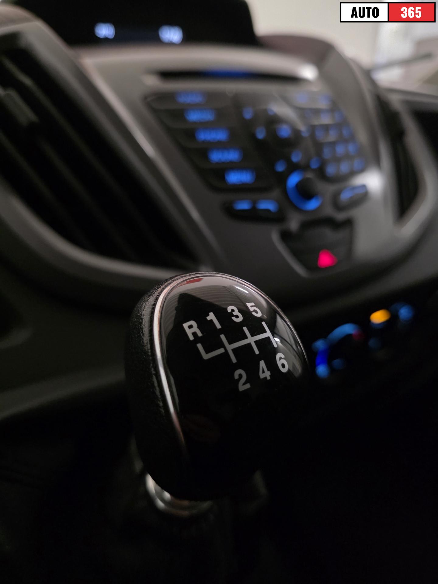 Ford Transit - Image 10