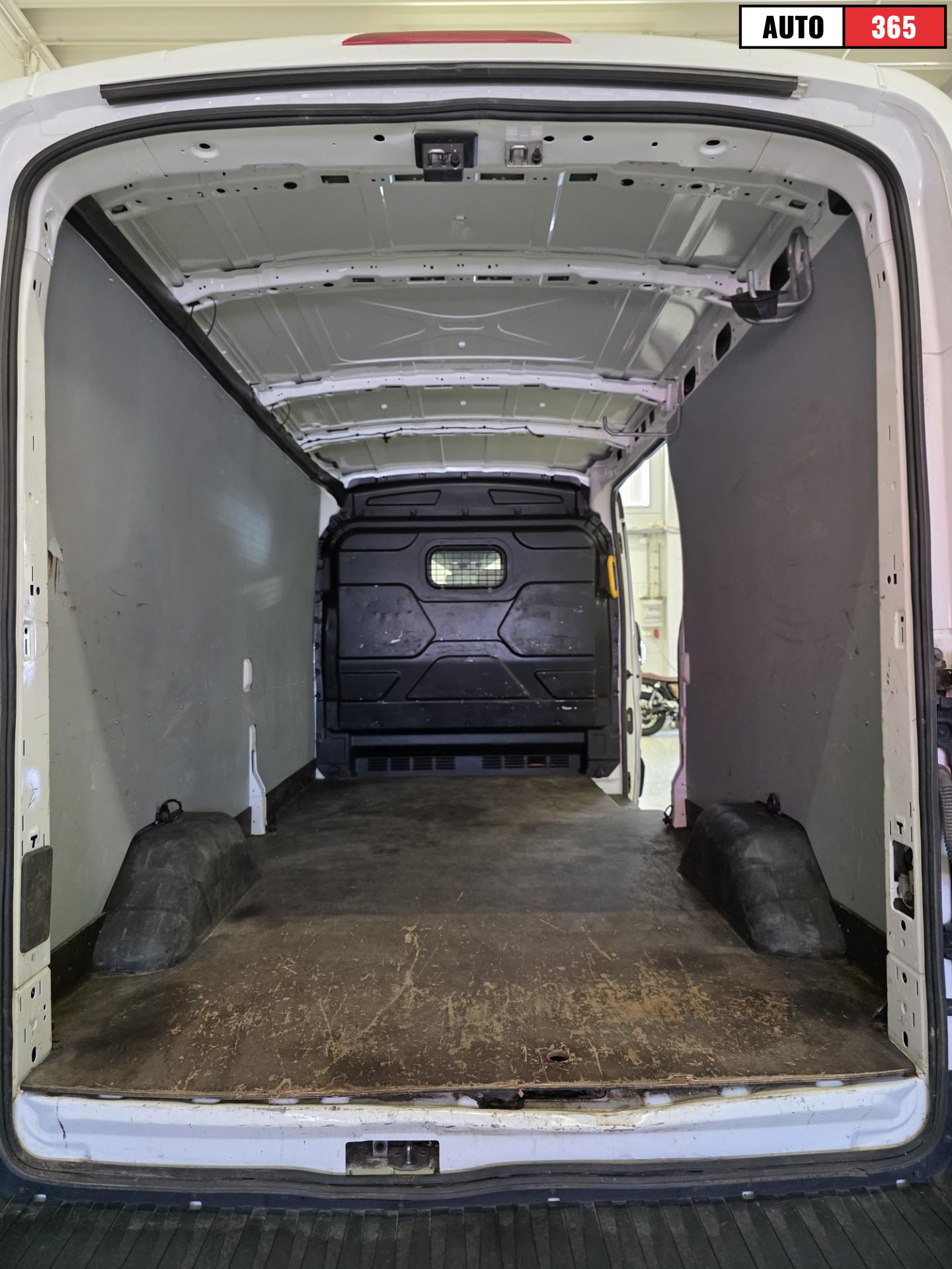 Ford Transit - Image 18
