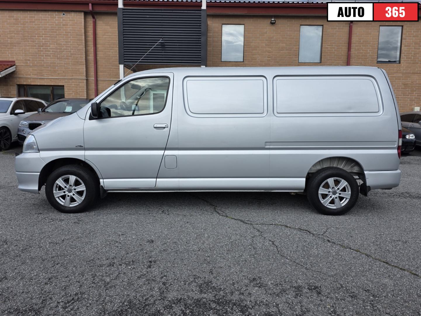 Toyota Hiace - Image 2