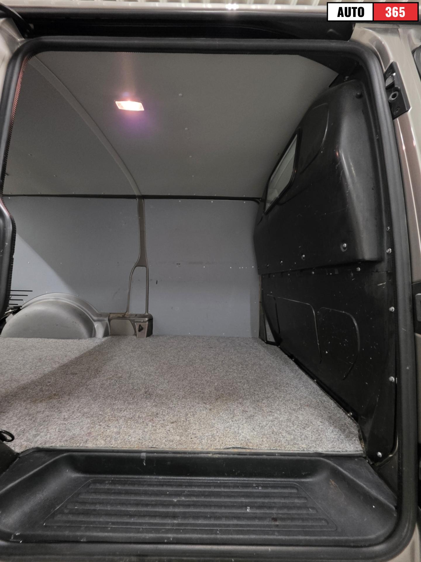 Volkswagen Transporter - Image 7