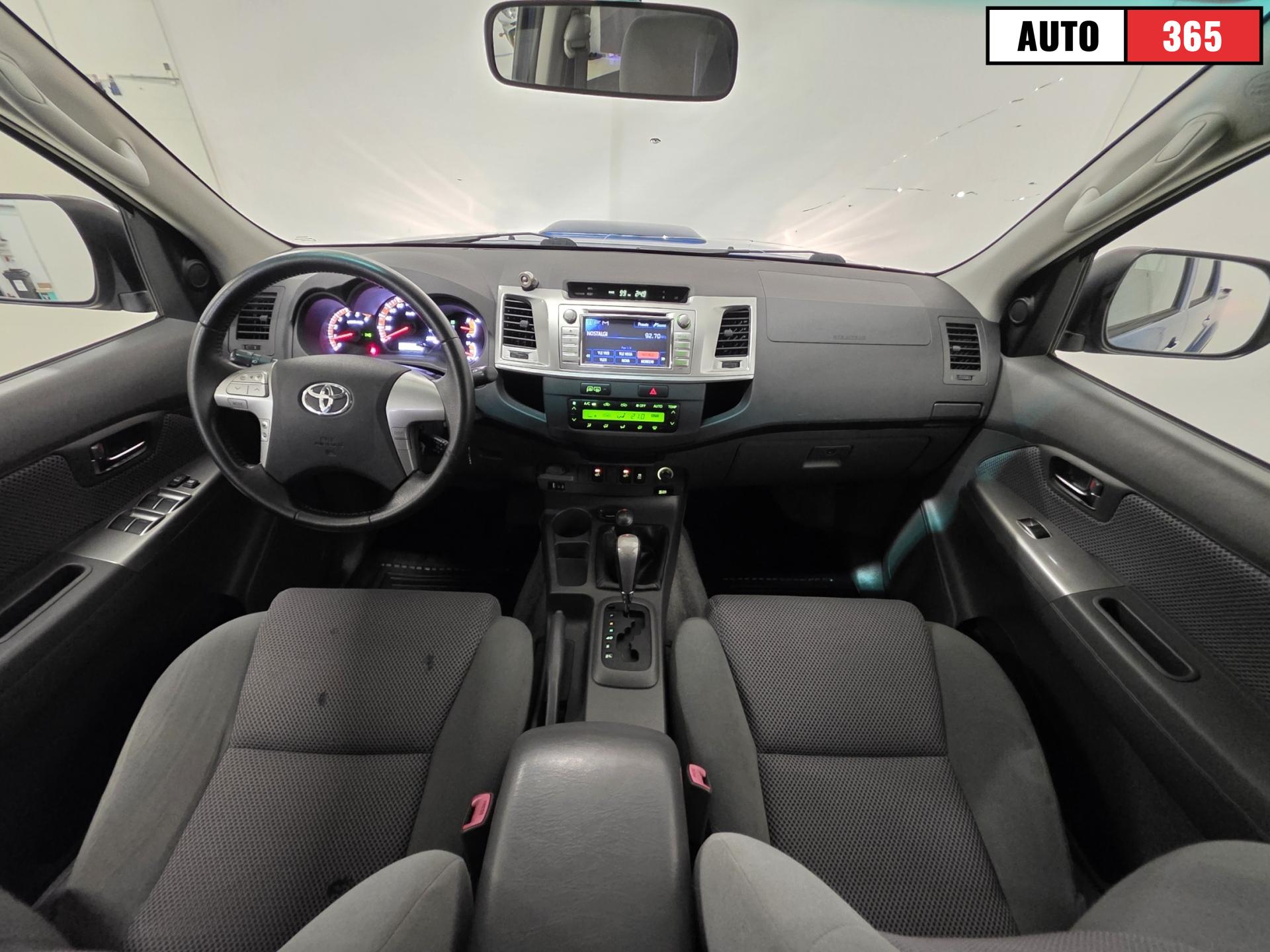 Toyota Hilux - Image 8