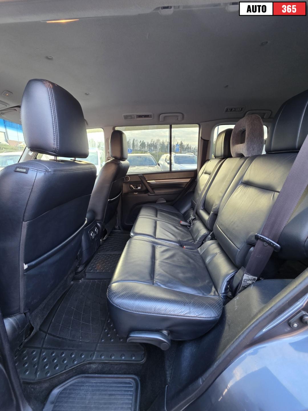 Mitsubishi Pajero - Image 10