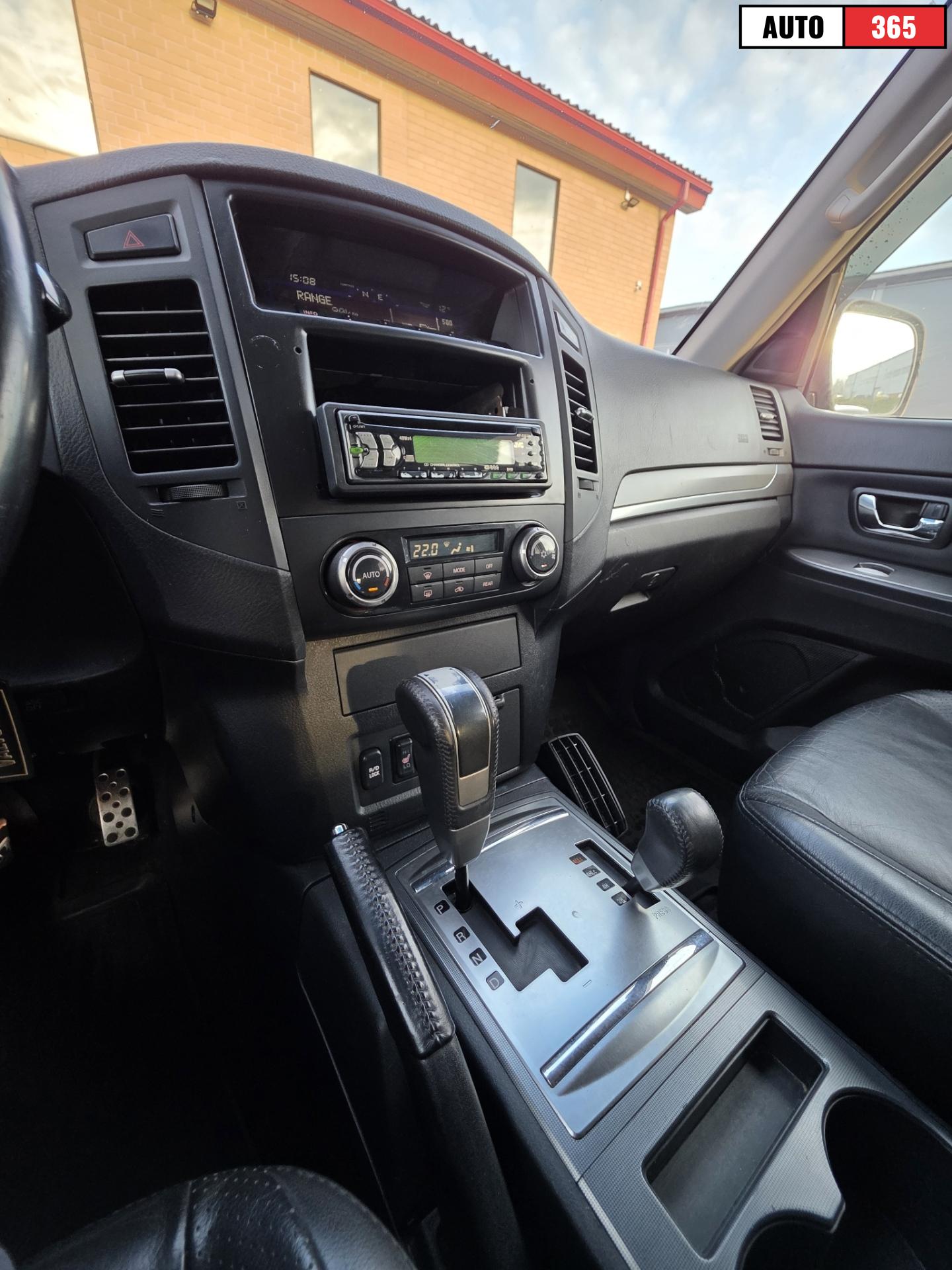 Mitsubishi Pajero - Image 14