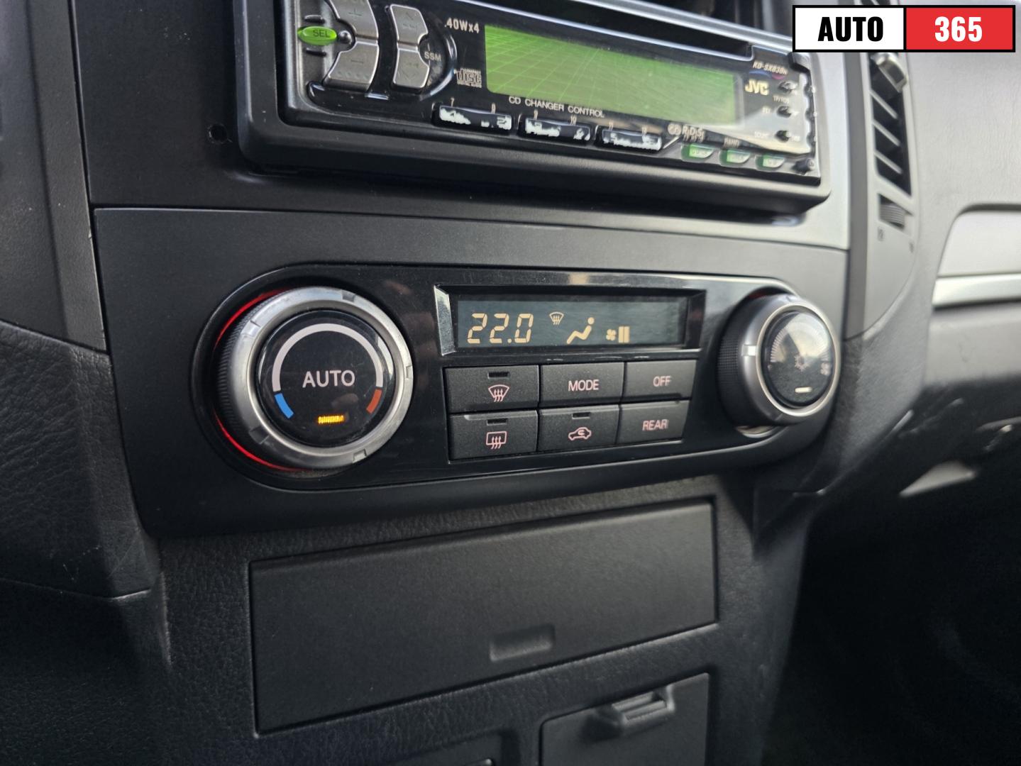 Mitsubishi Pajero - Image 17