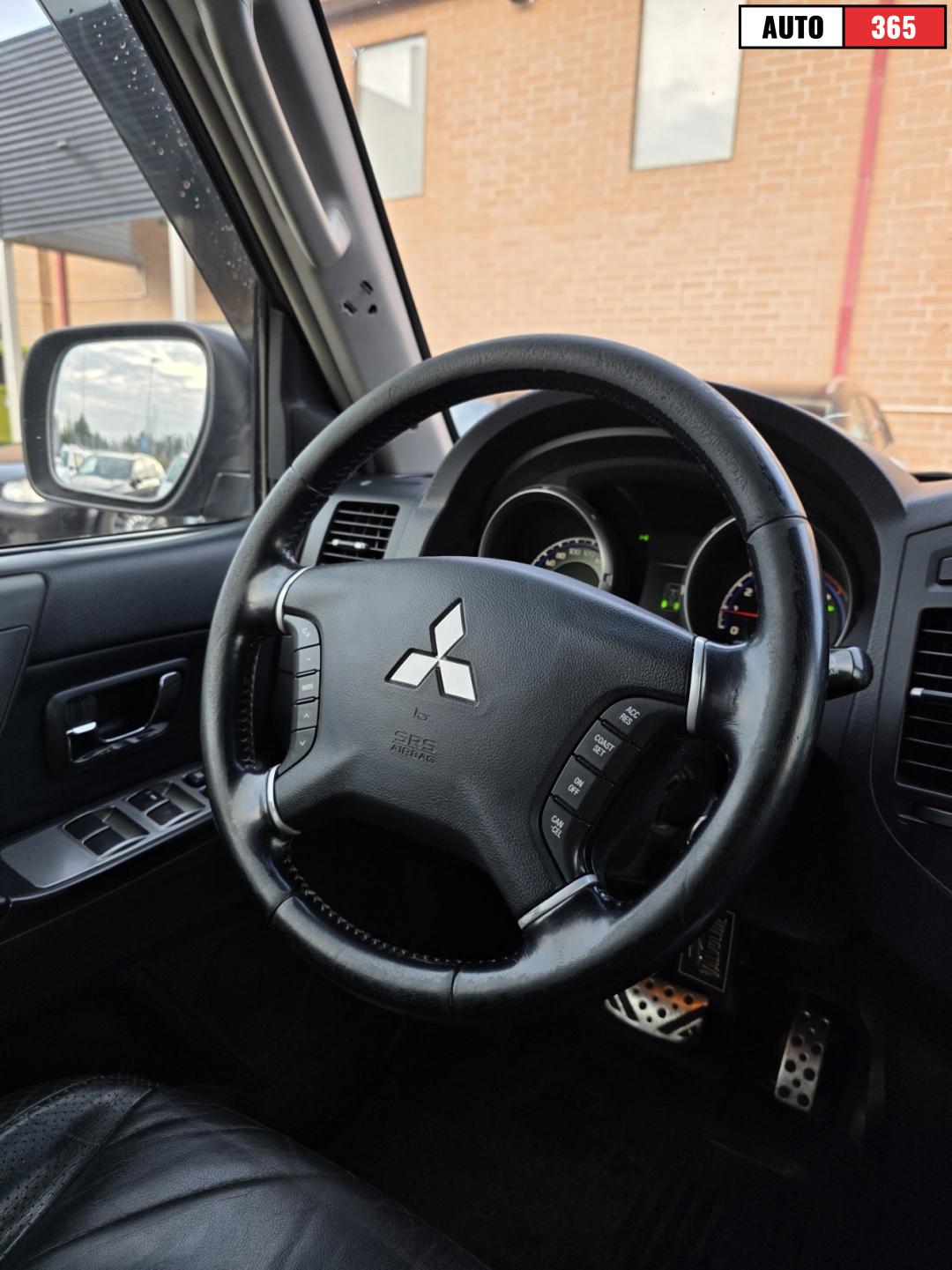 Mitsubishi Pajero - Image 12