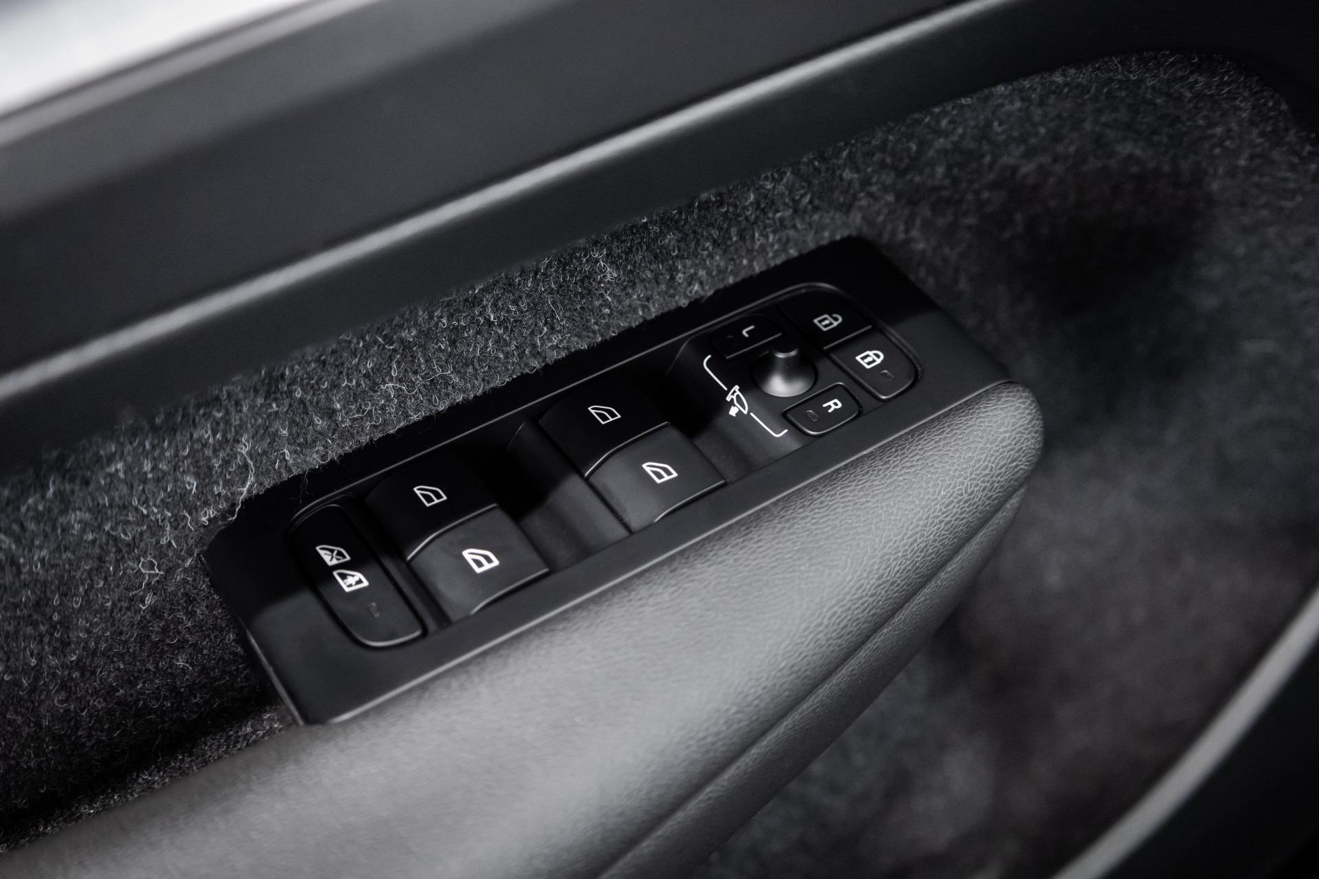 Volvo XC40 T3 Momentum aut 2019, photo 7/30