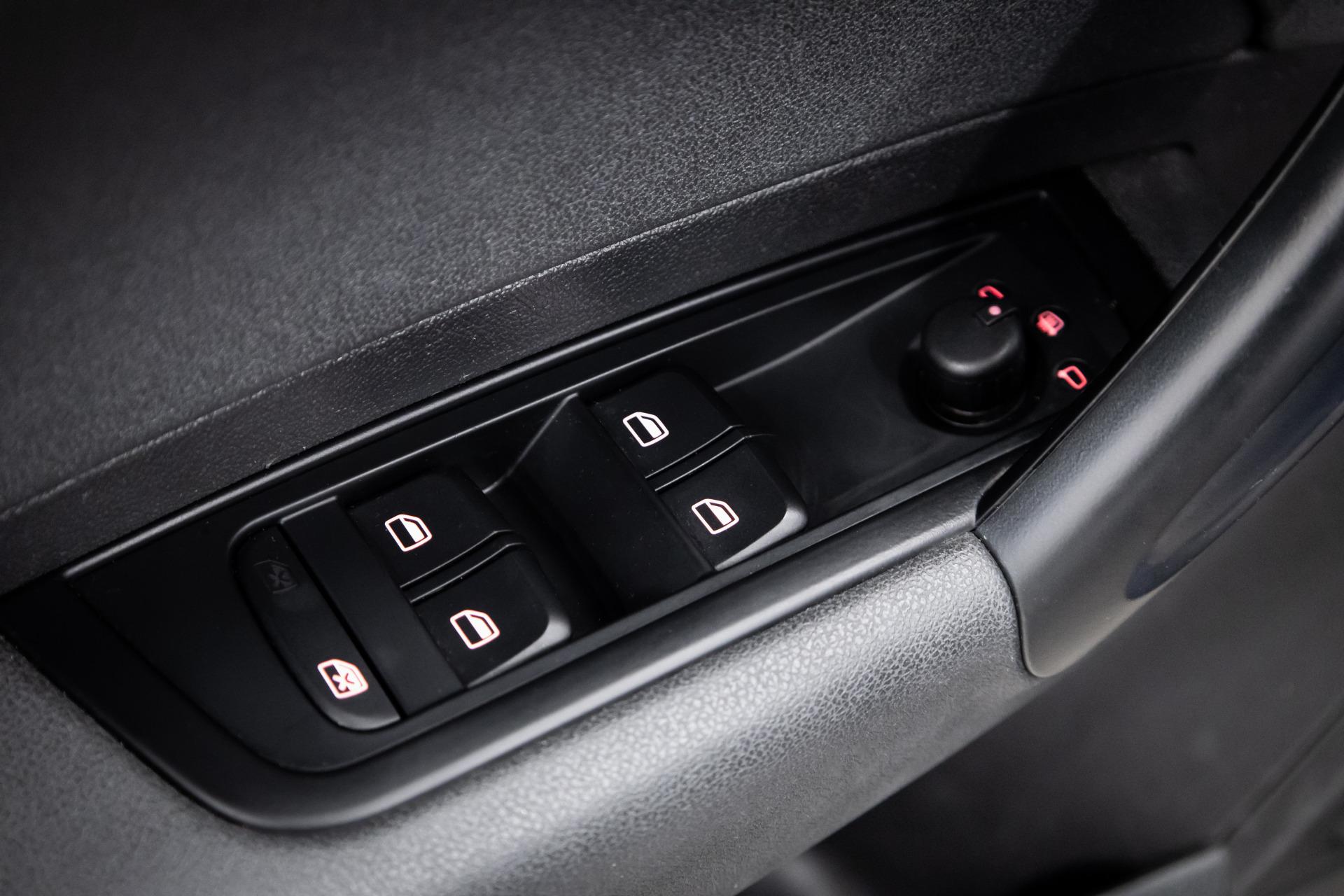 Audi A1 Attraction 1,2 TFSI Start-Stop 2012, photo 7/26