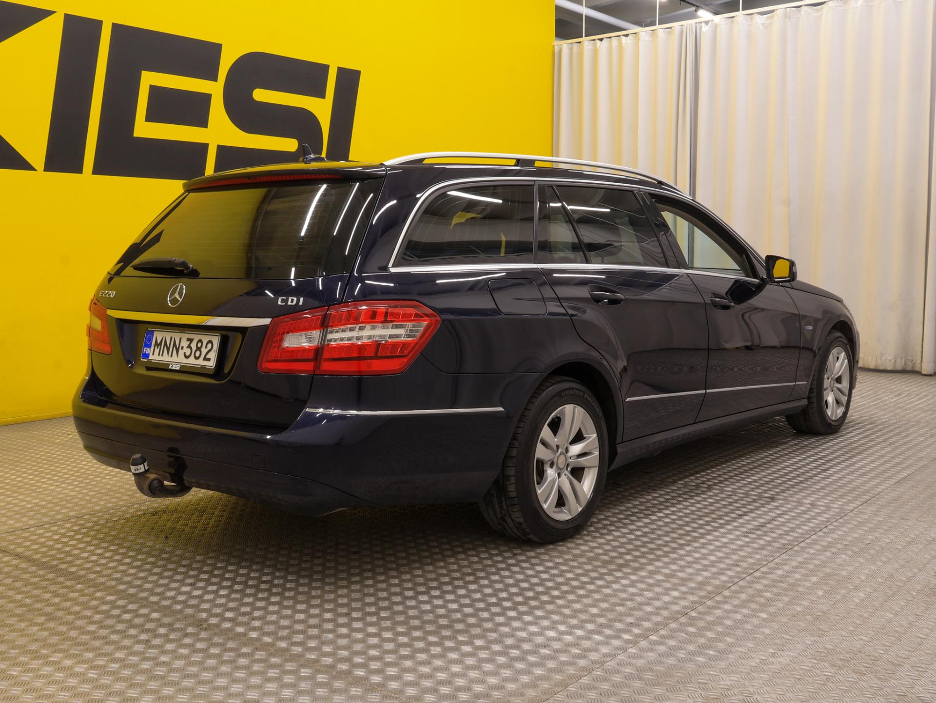 Pienoiskuva 3: 2010 Mercedes-Benz E