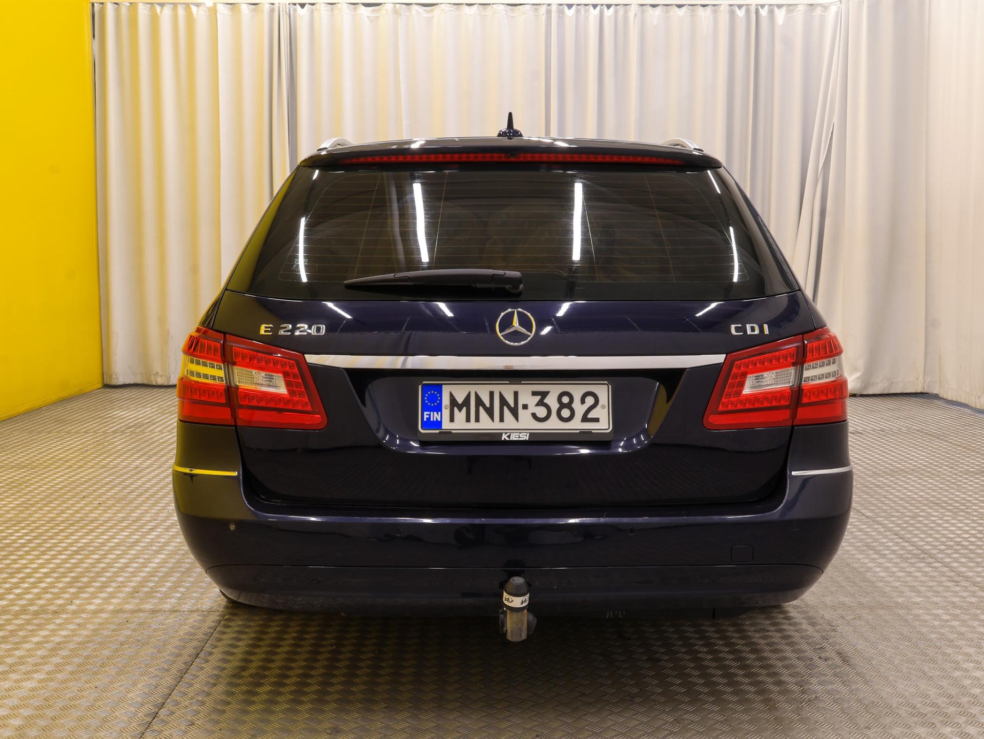 Näytä kaikki kuvat: 2010 Mercedes-Benz E