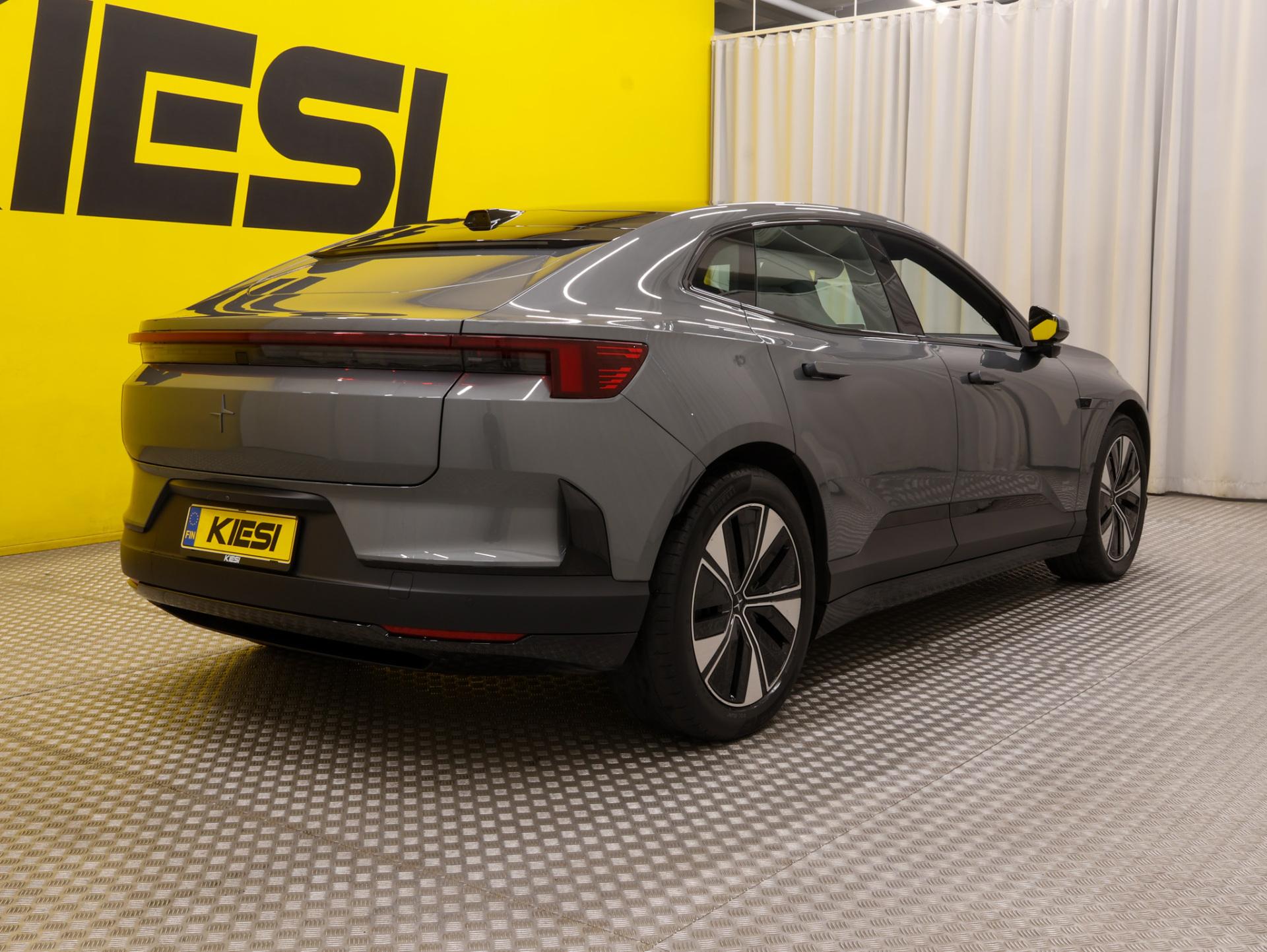 Pienoiskuva 3: 2025 Polestar 4