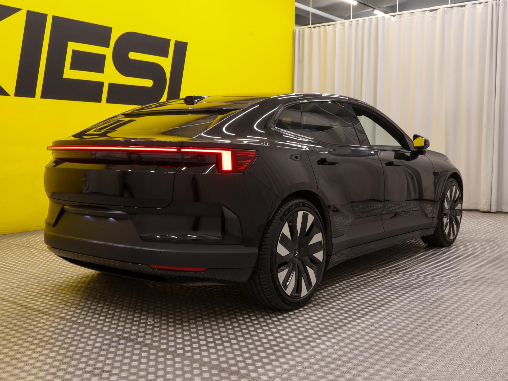 Pienoiskuva 3: 2025 Polestar 4