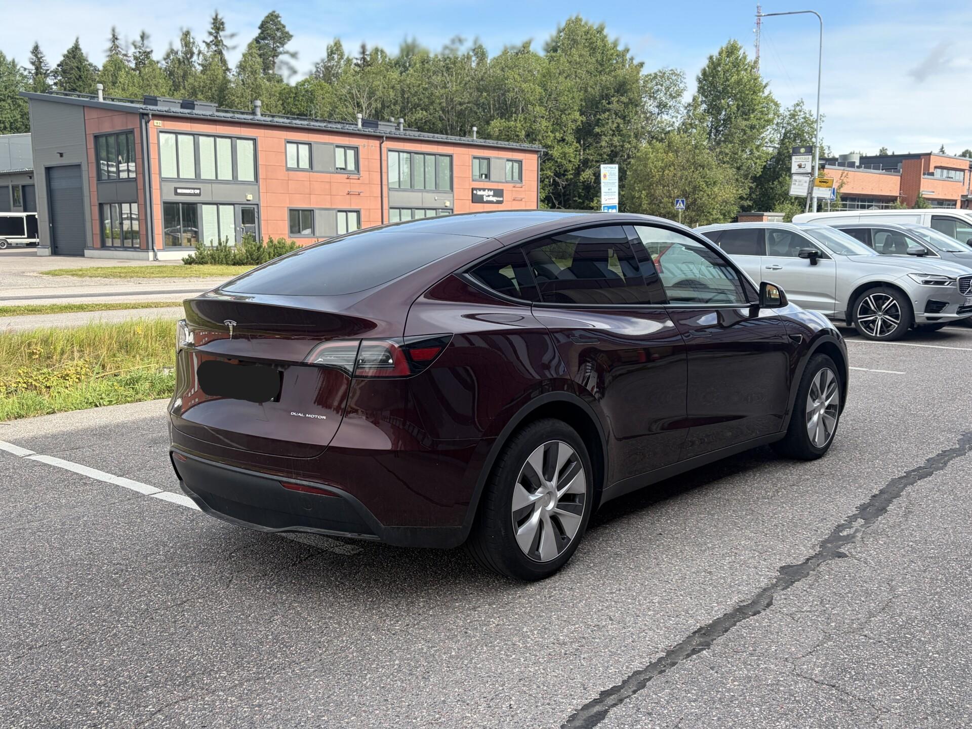 Näytä kaikki kuvat: 2023 Tesla Model Y