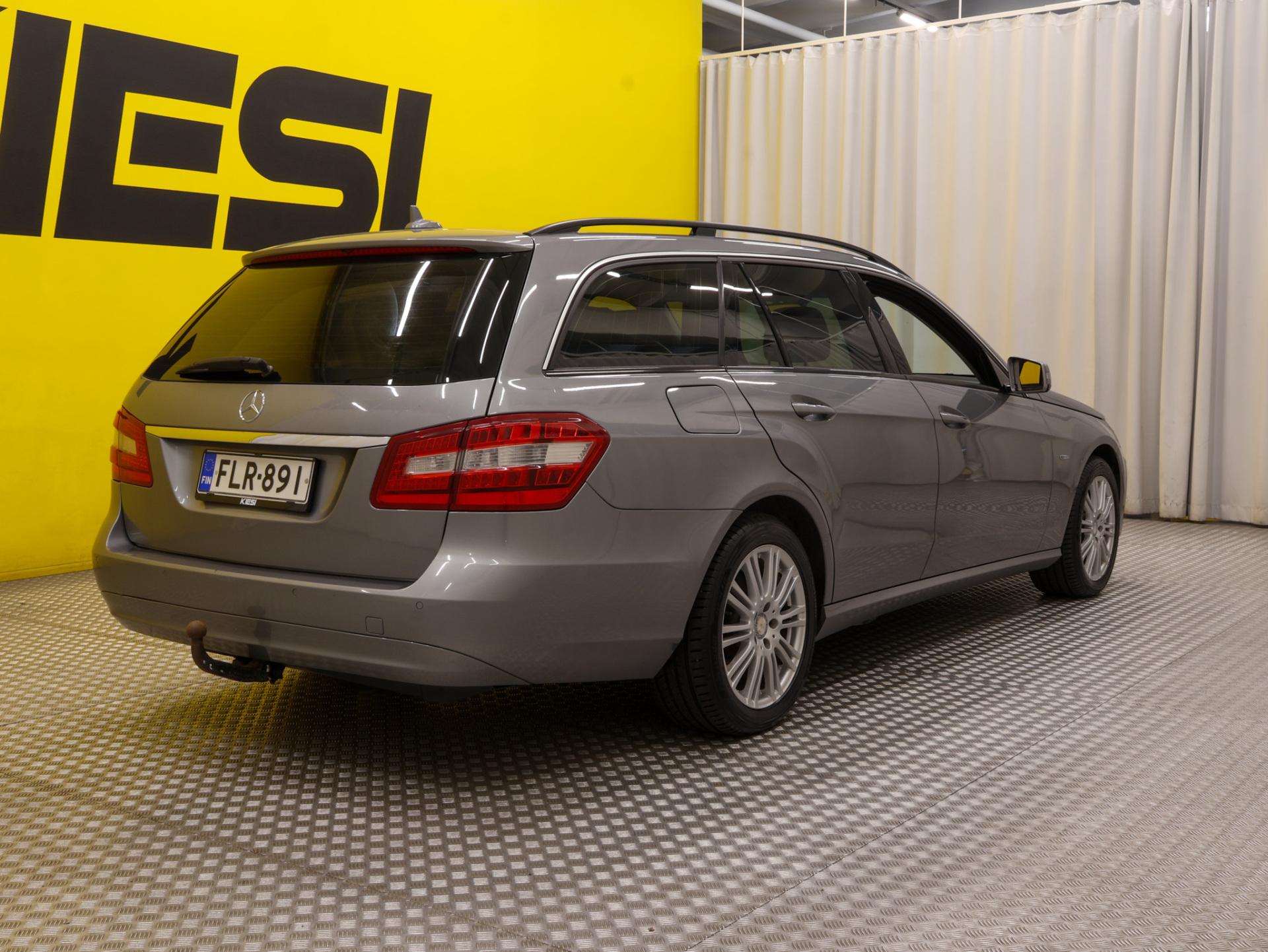 Pienoiskuva 3: 2011 Mercedes-Benz E