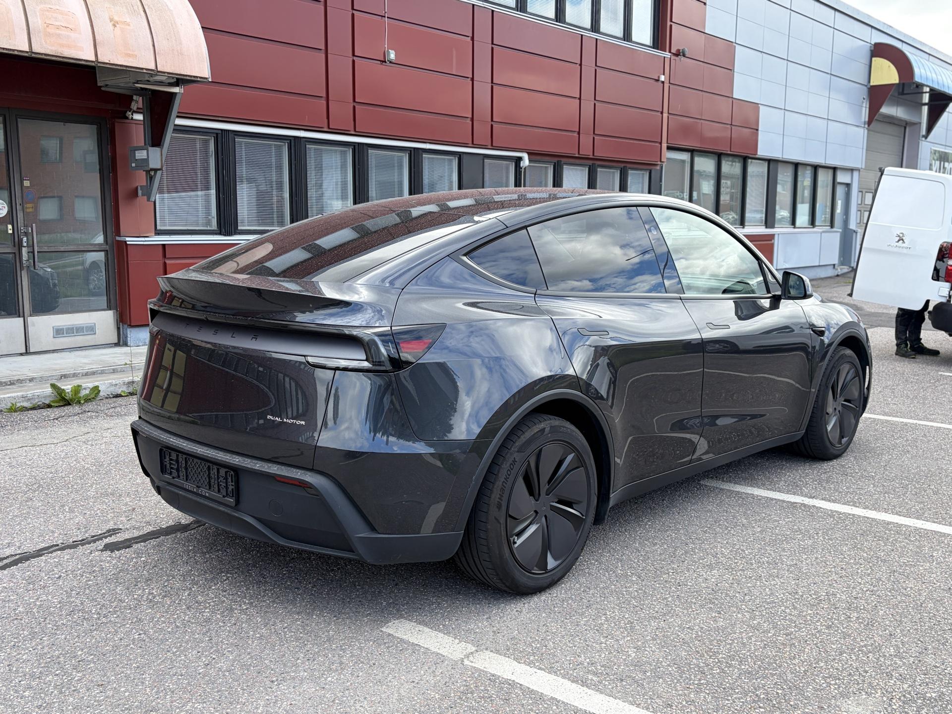 Näytä kaikki kuvat: 2025 Tesla Model Y