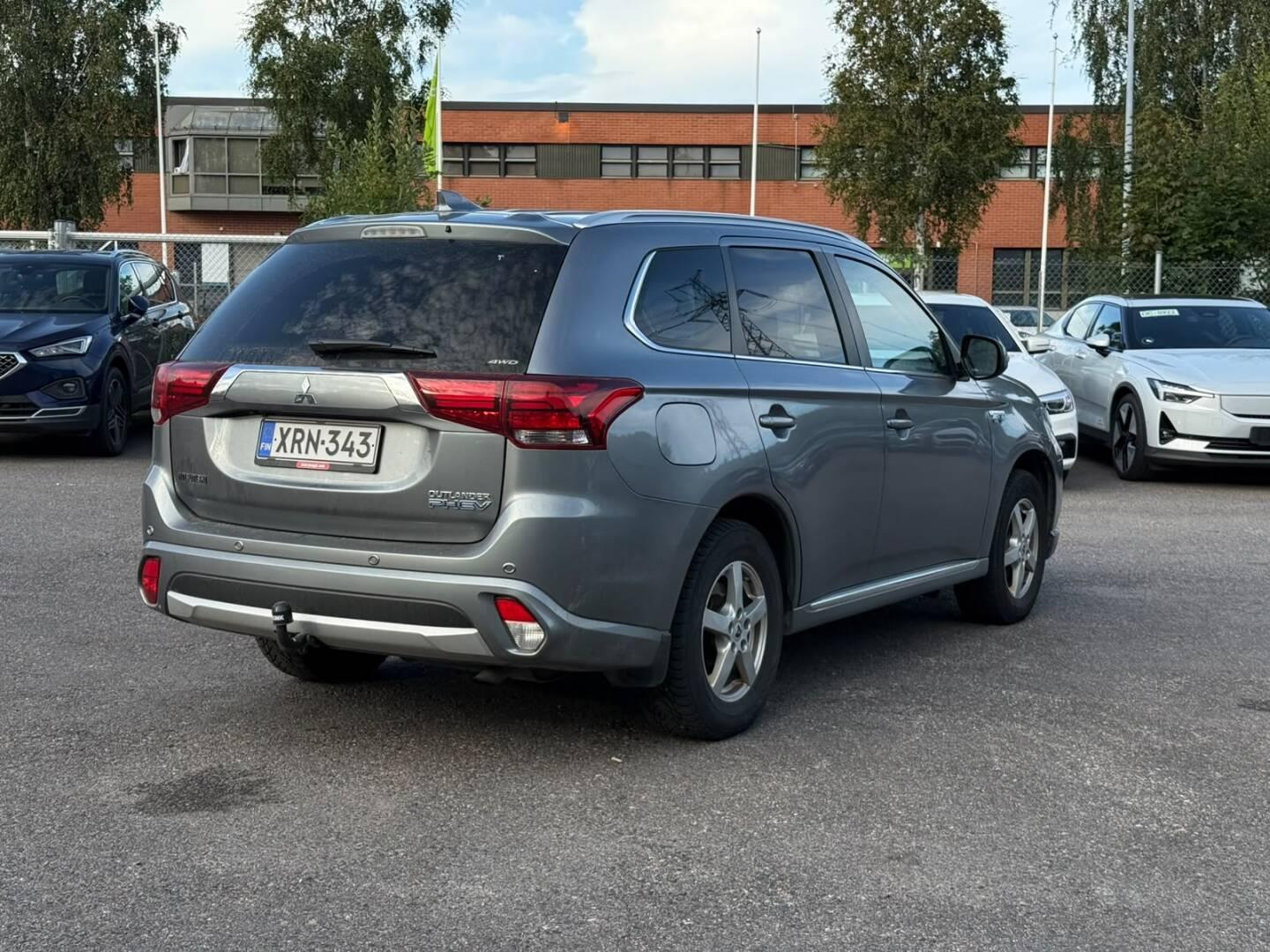 Näytä kaikki kuvat: 2016 Mitsubishi Outlander PHEV