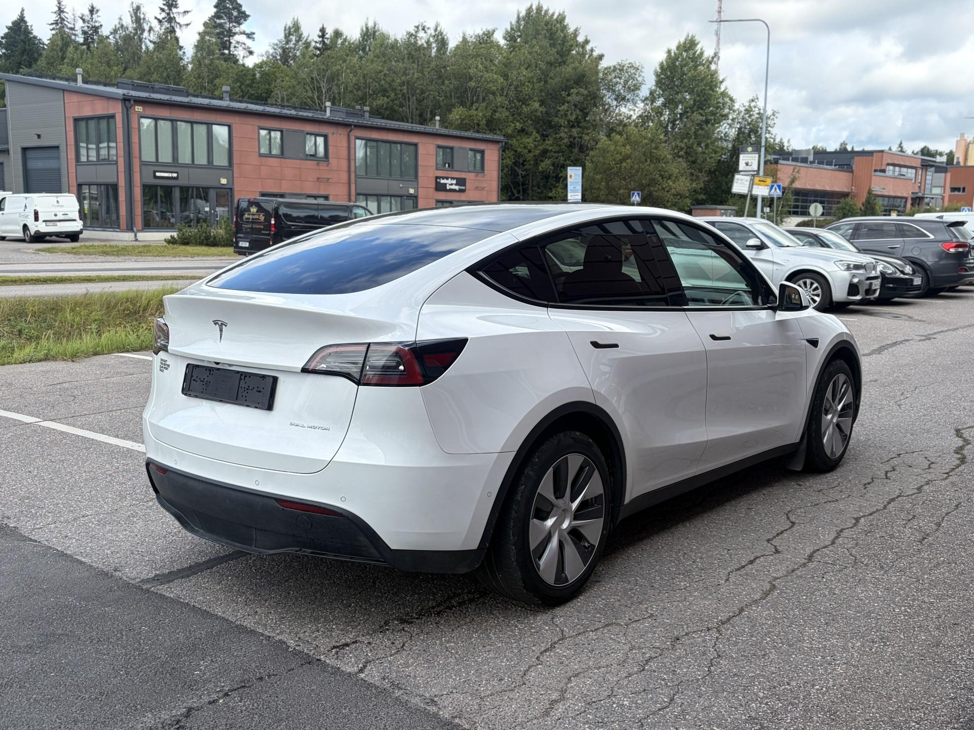 Näytä kaikki kuvat: 2022 Tesla Model Y