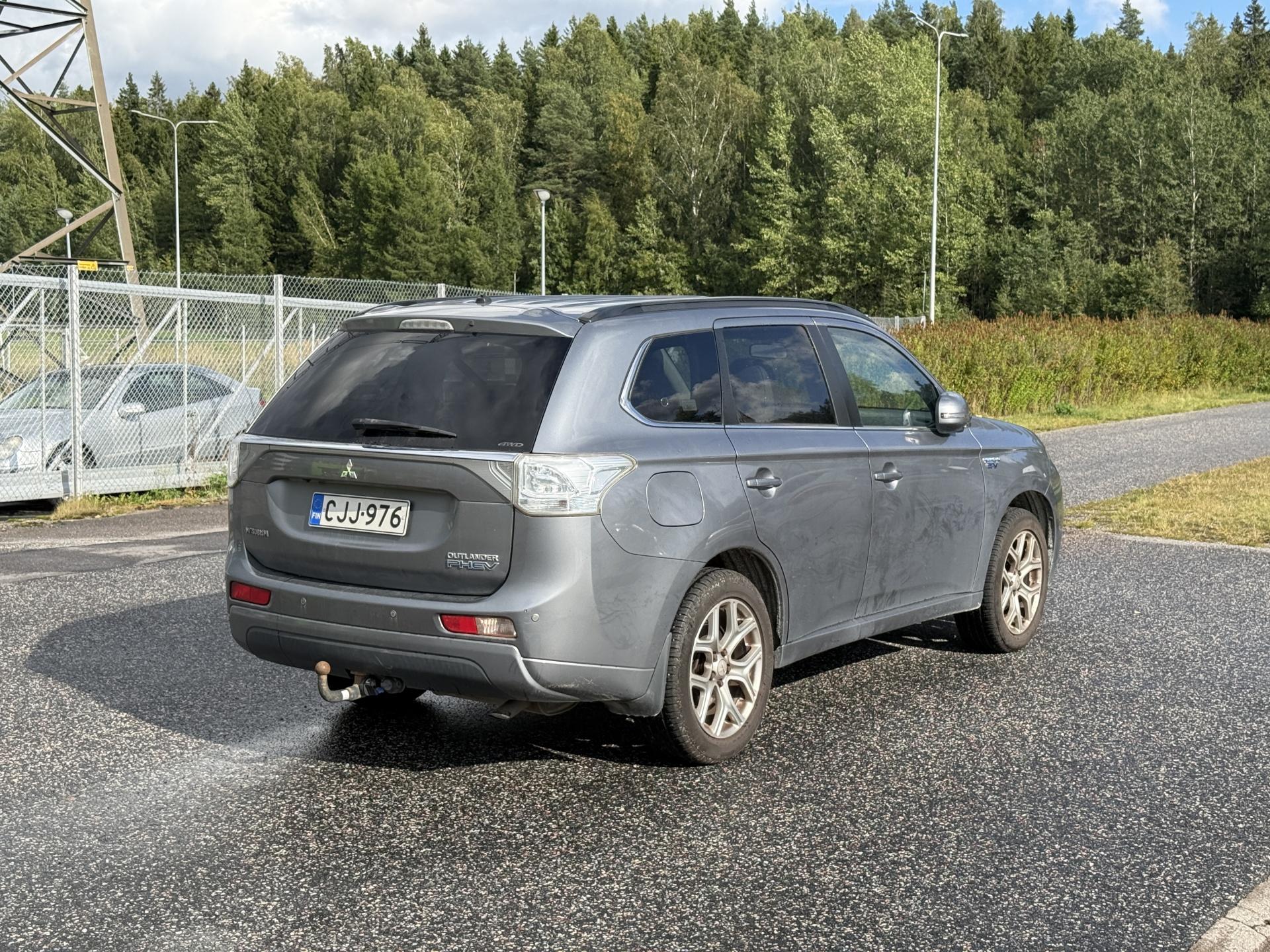 Näytä kaikki kuvat: 2014 Mitsubishi Outlander PHEV