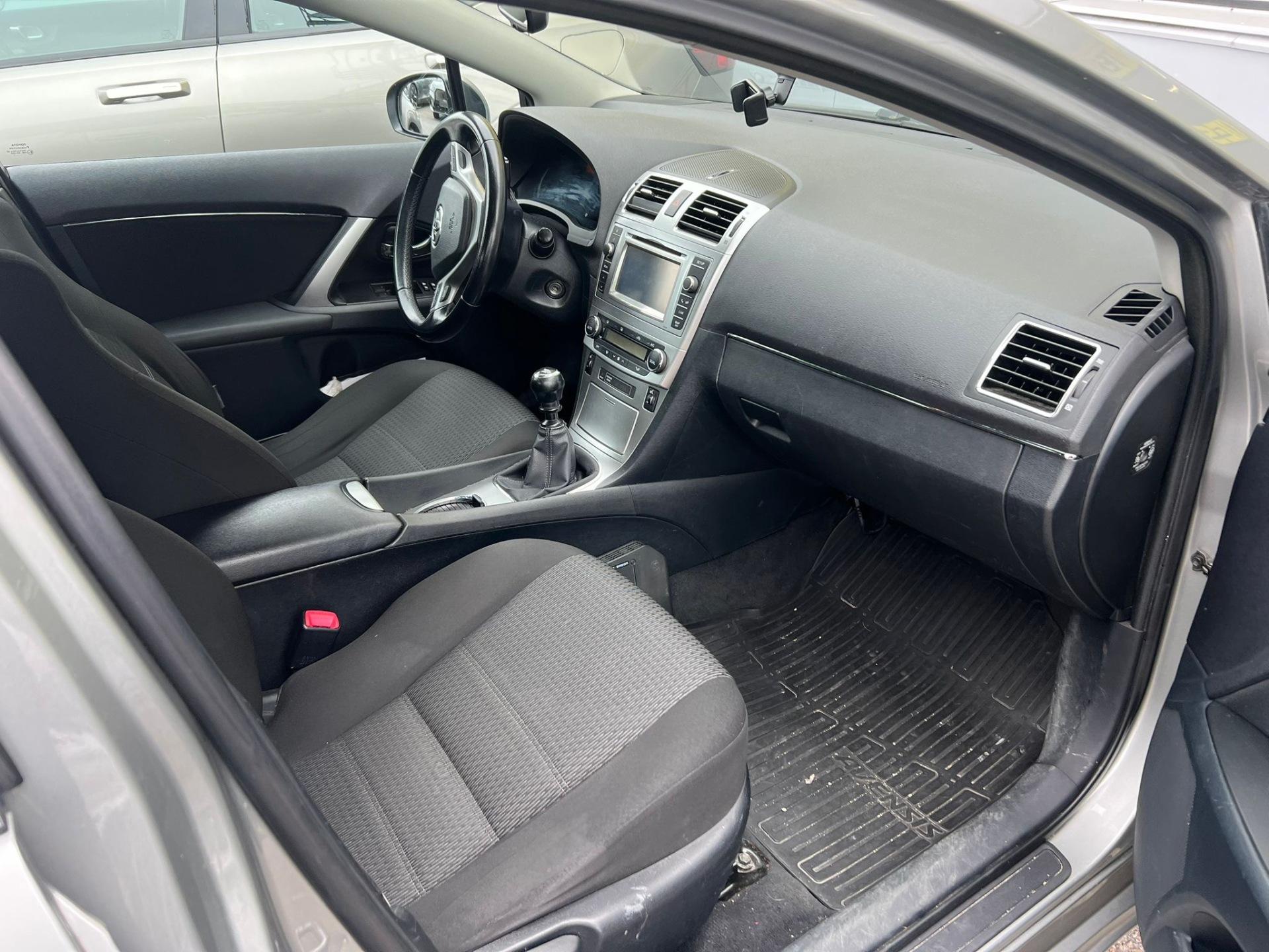 Näytä kaikki kuvat: 2012 Toyota Avensis