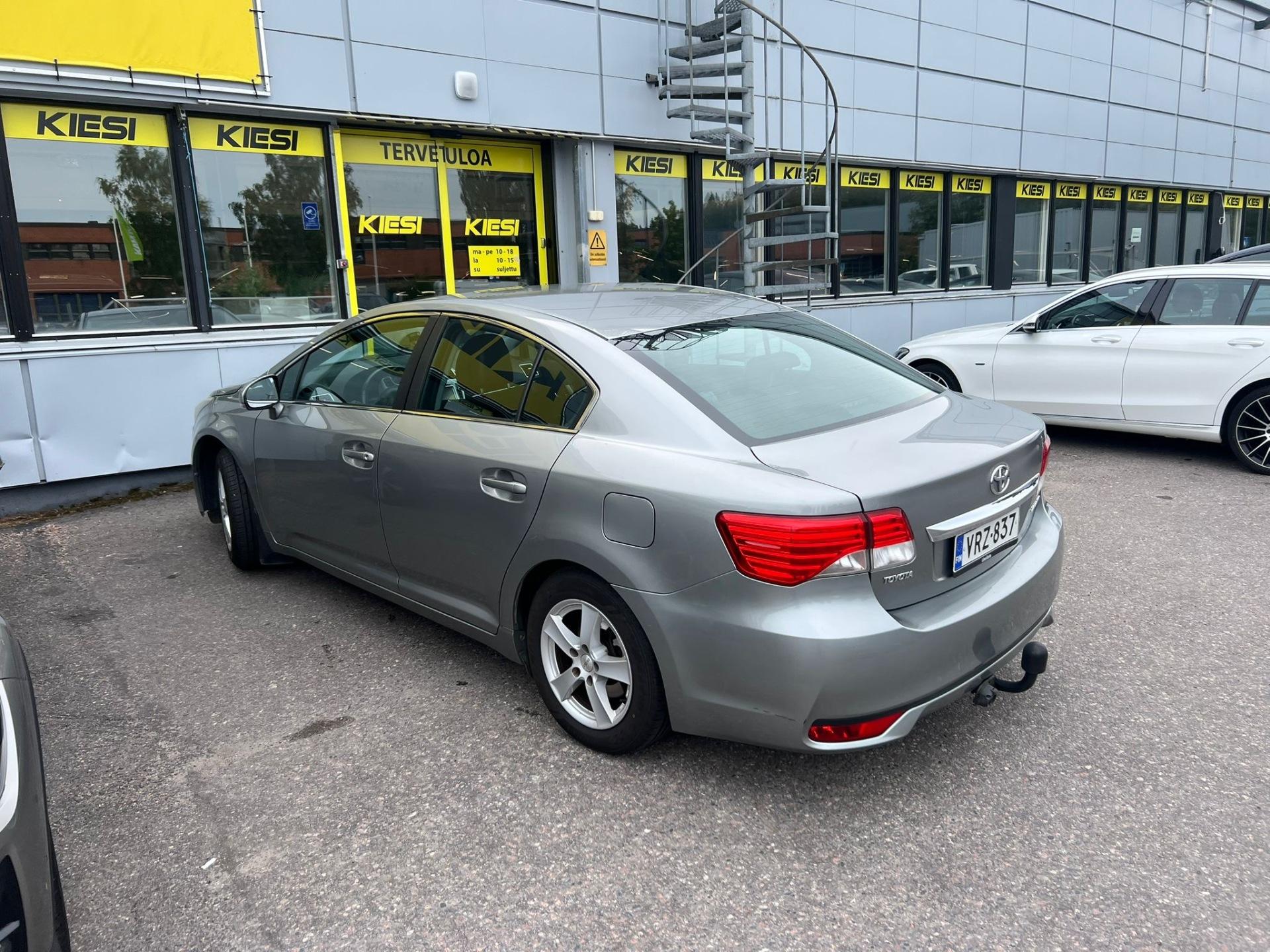 Pienoiskuva 3: 2012 Toyota Avensis