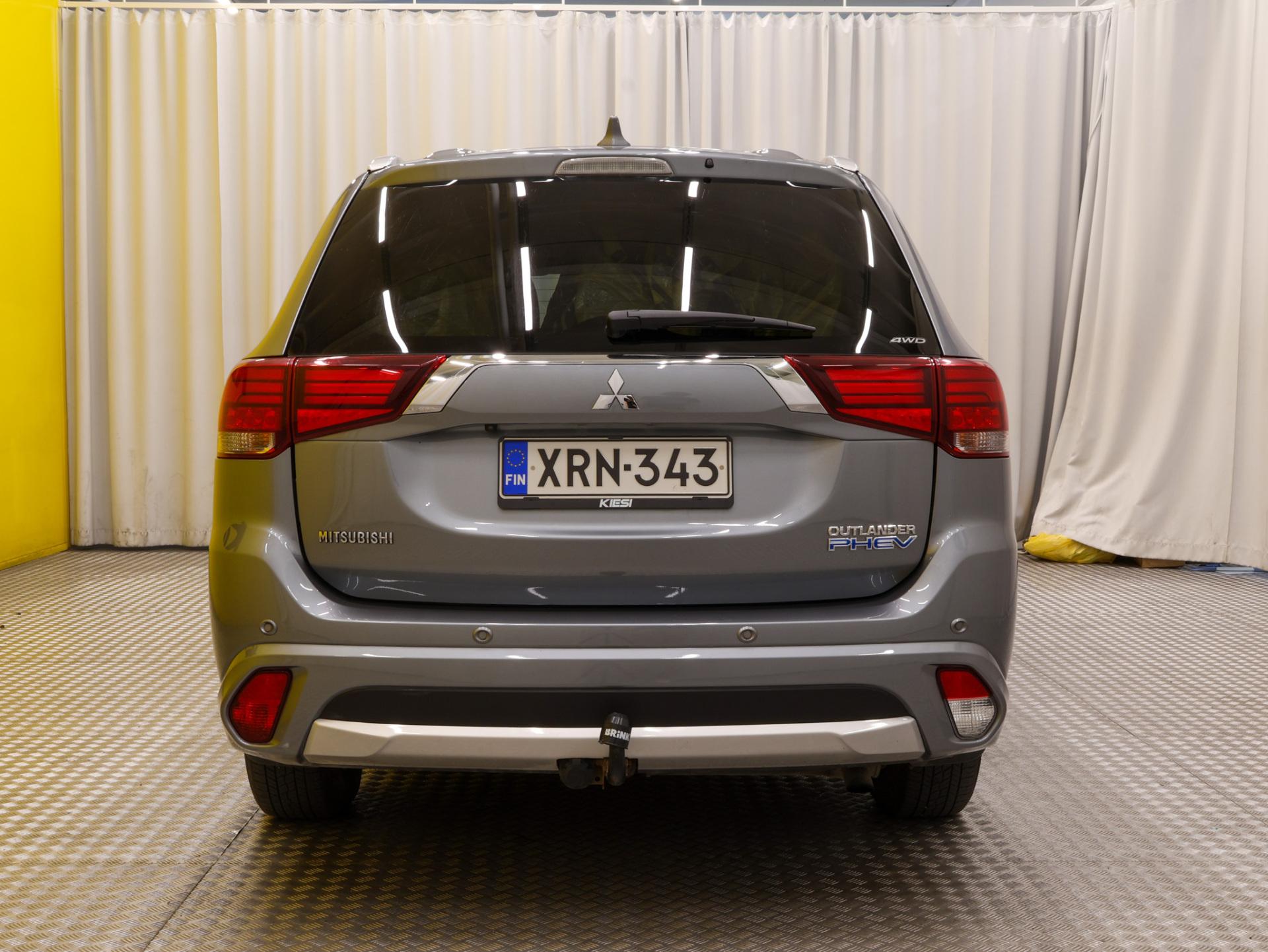 Näytä kaikki kuvat: 2016 Mitsubishi Outlander PHEV