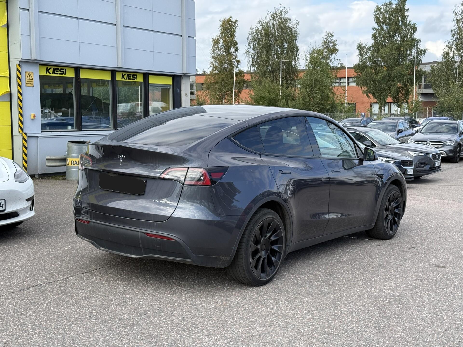 Näytä kaikki kuvat: 2023 Tesla Model Y
